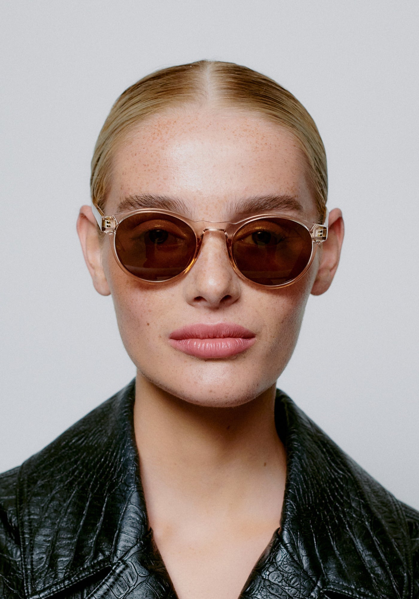 La femme porte les lunettes de soleil Marvin champagne de chez A.Kjaerbede