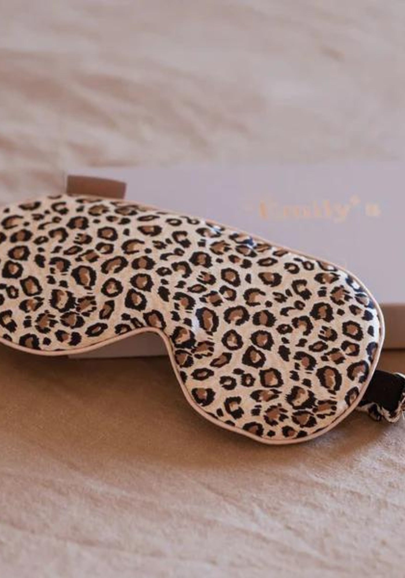 Le masque de nuit en soie léopard pour femme de chez Emily's Pillow