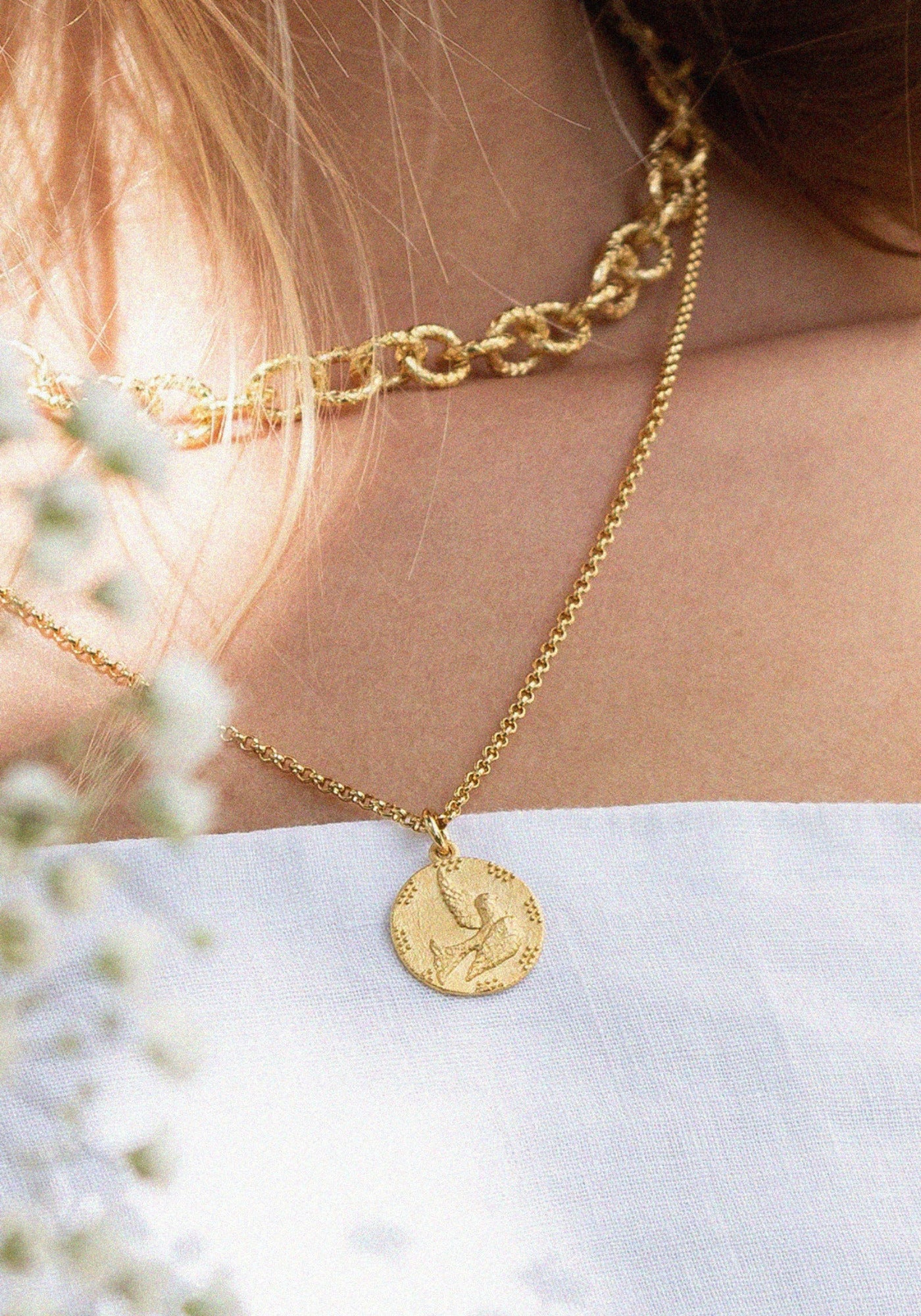 Zoom sur la femme qui porte la médaille Gratia de chez Bacci Paris
