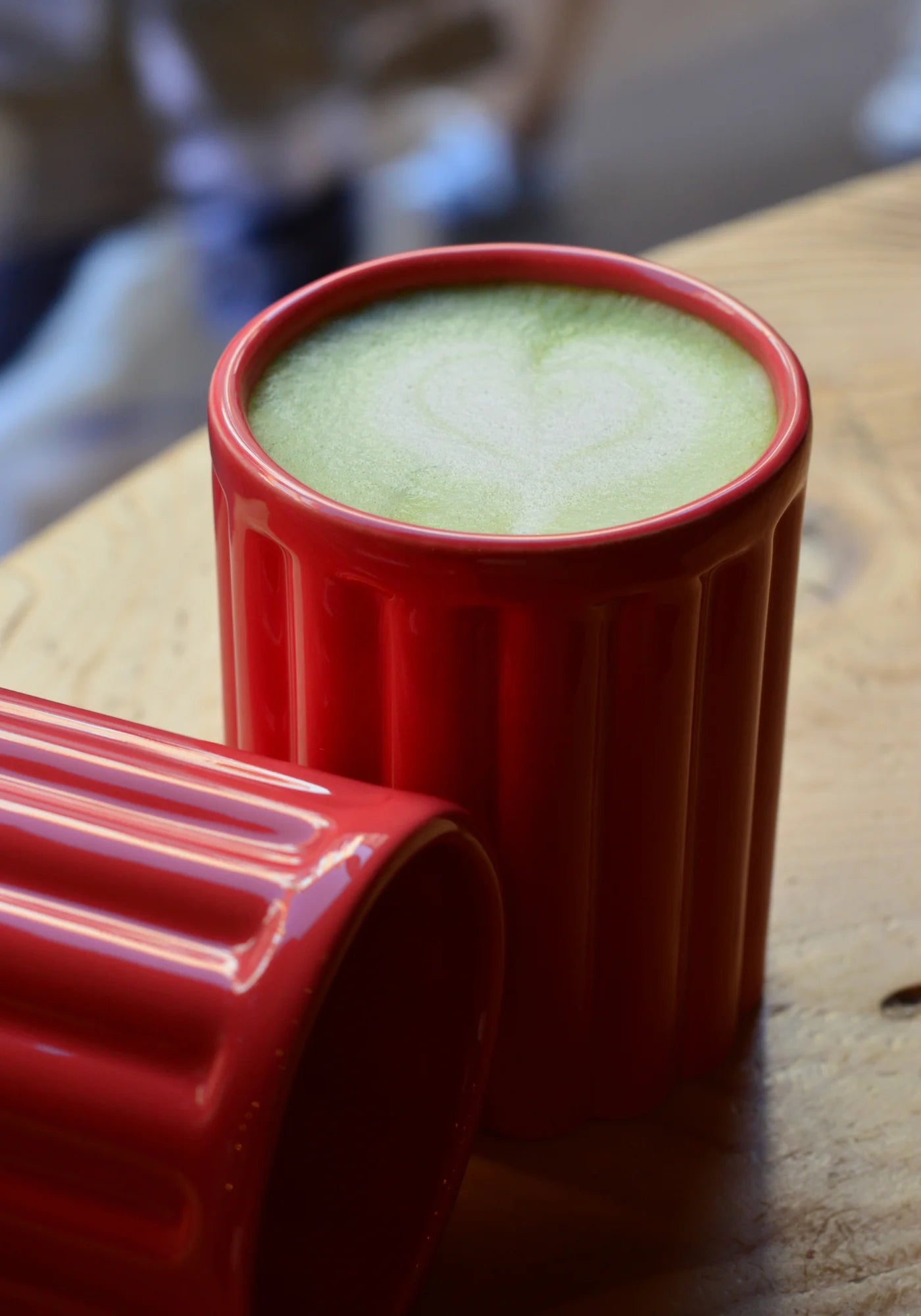 Un matcha dans le mug en Grès rose de chez Maison Marah