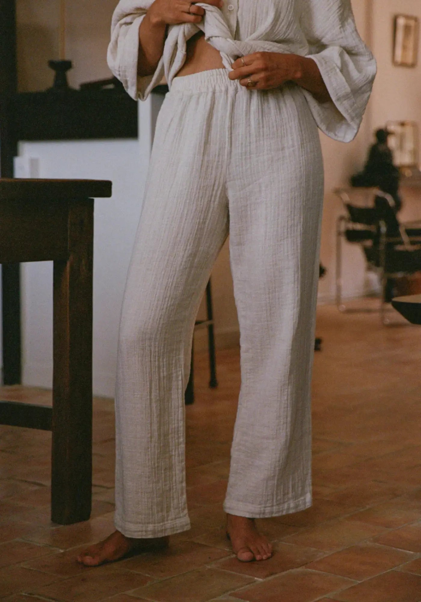 La femme porte le pantalon Mimosa écru de chez Nenes Paris