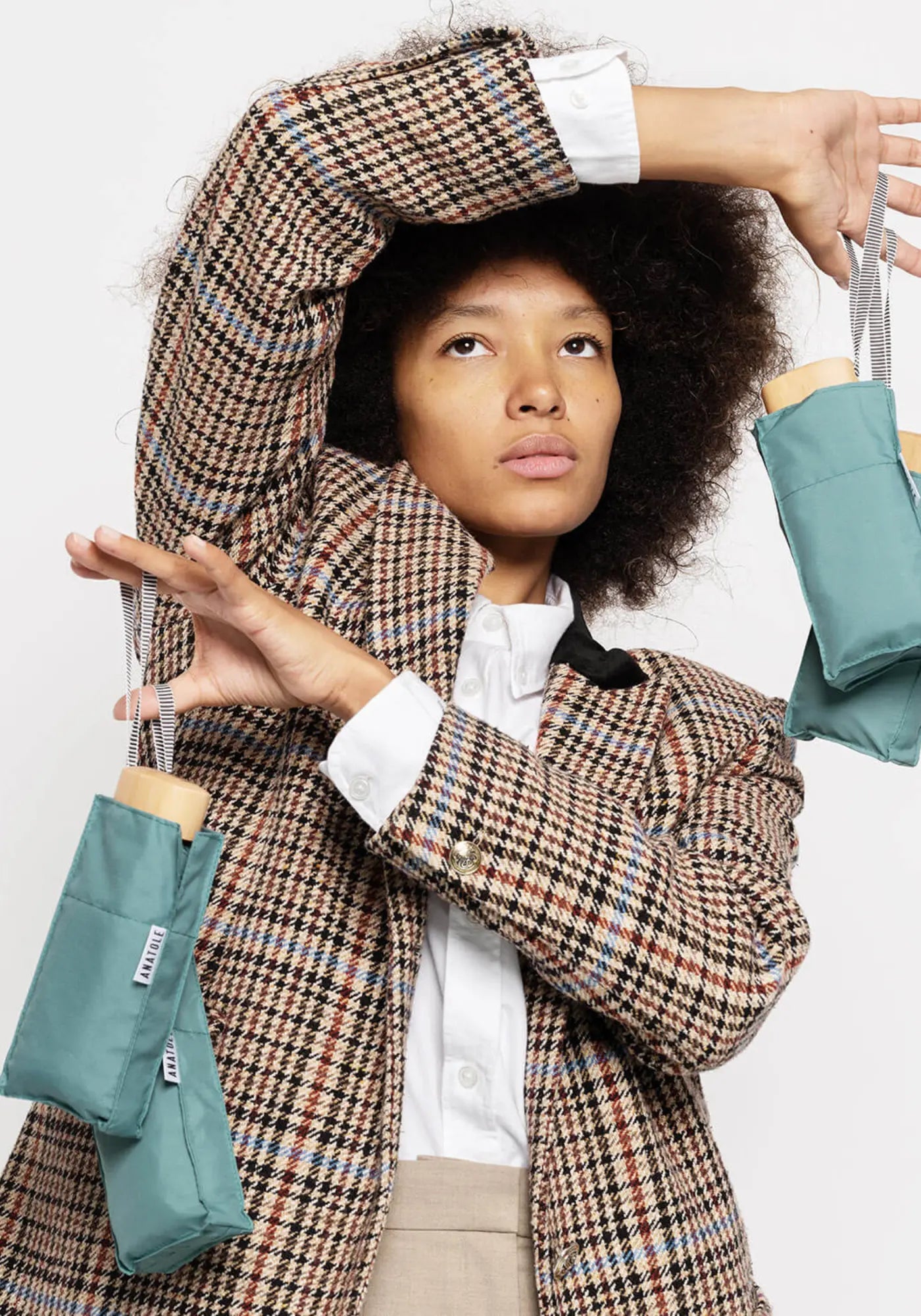 La femme porte le parapluie Ambroise Sauge de chez Anatole