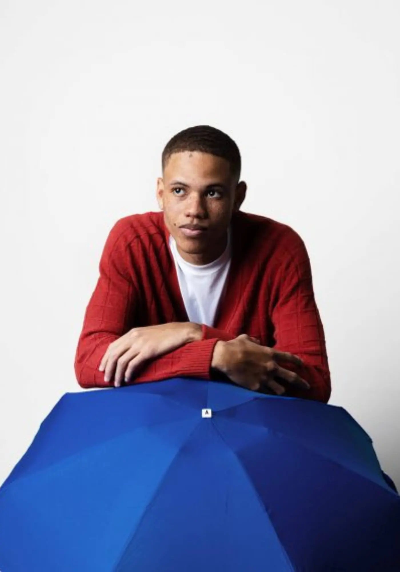 Le parapluie bleu roi Marguerite de chez Anatole