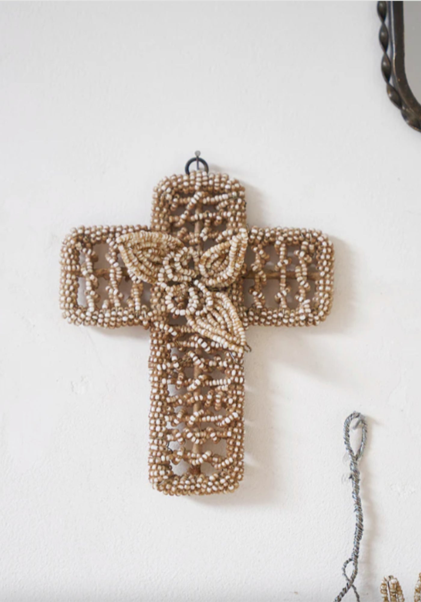 La petite croix en perles les petits bohèmes en décoration au mur