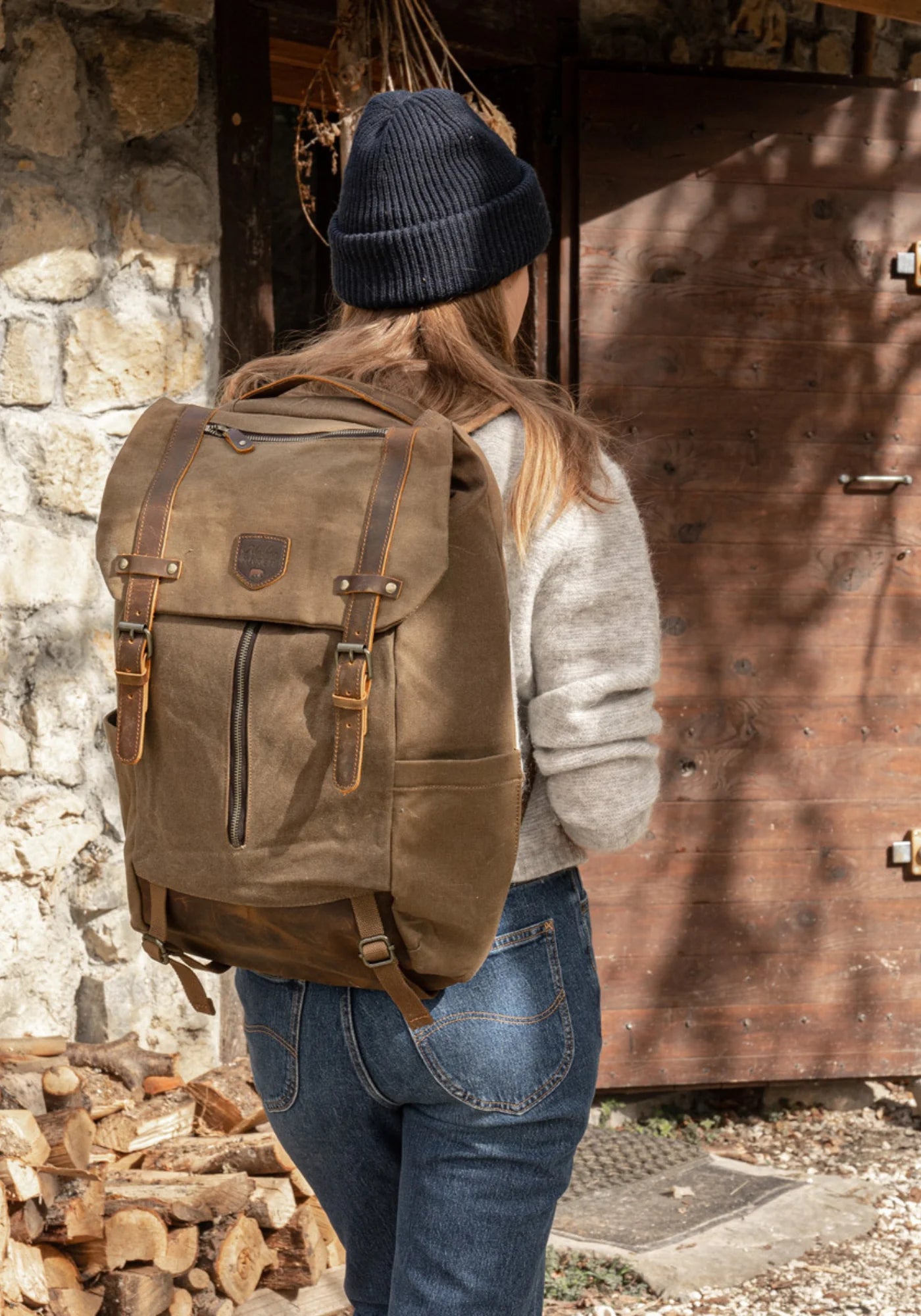 la femme porte le sac à dos baroudeur unimak havane pour homme de chez Alaskan Maker