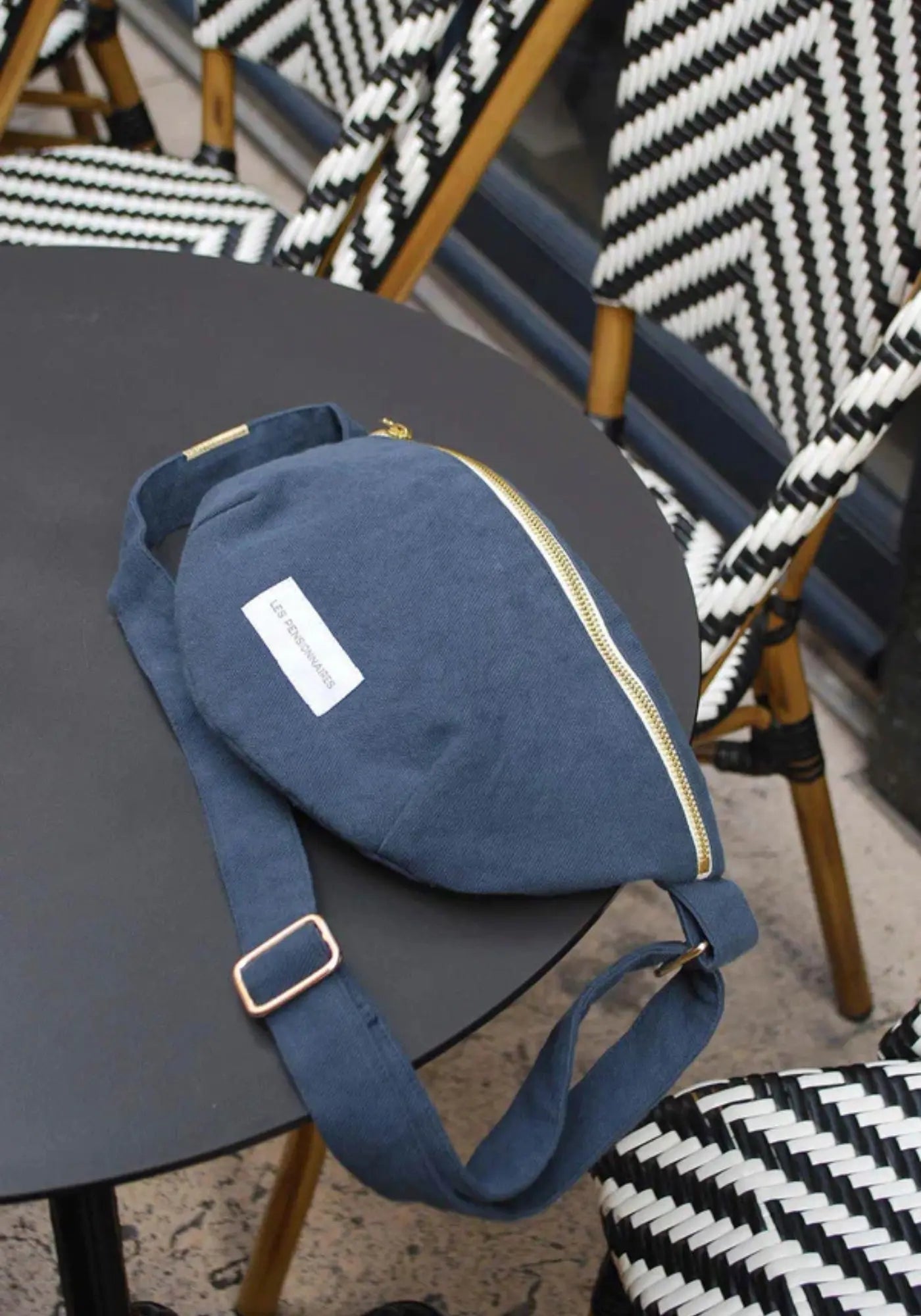 Le sac banane bleu orage de chez Les Pensionnaires