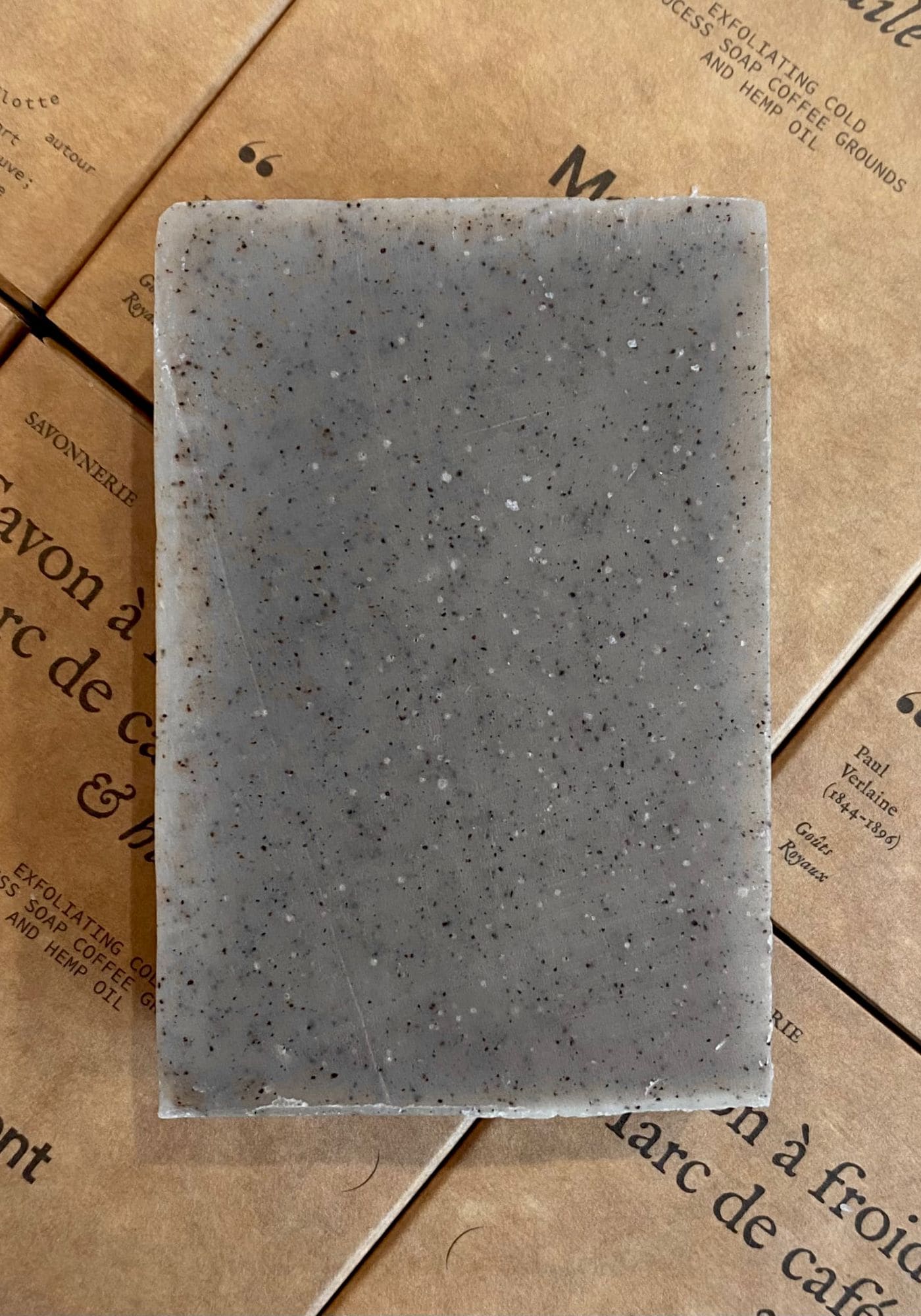 Savon solide exfoliant marc de café de chez Motsent