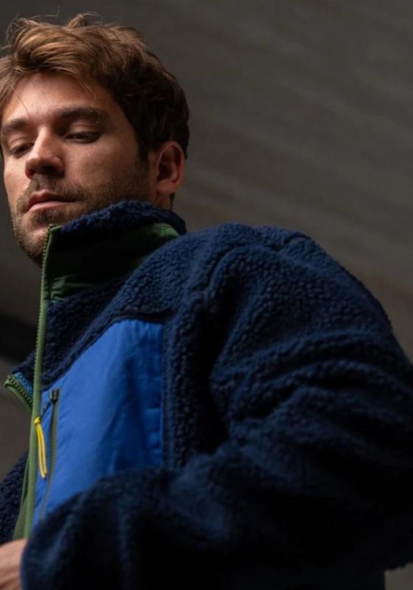 L'homme regarde le sol et porte la Sherpa mixte zippée bleu marine de chez Billybelt