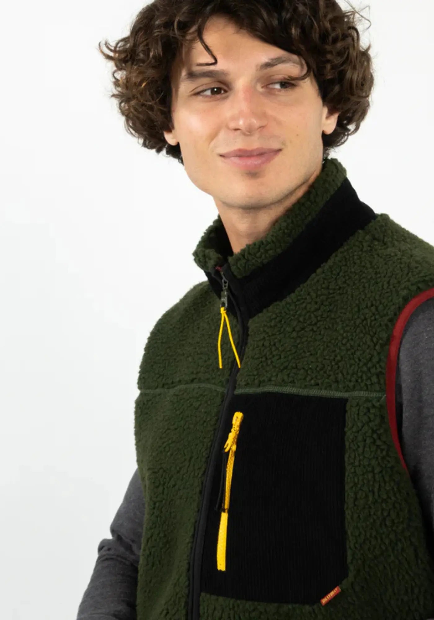 L'homme porte la sherpa mixte zippée sans manches kaki de chez Billy Belt