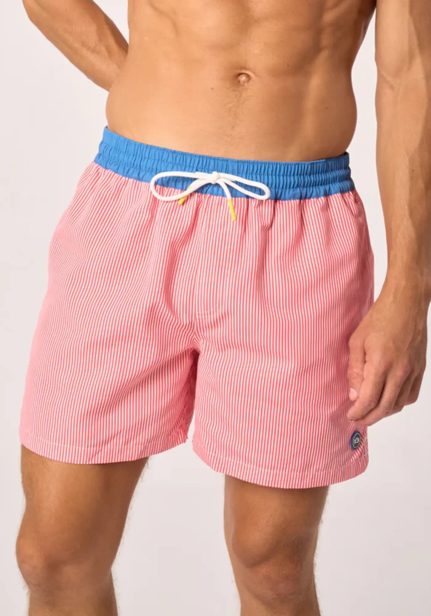 L'homme porte le short de bain Red Riviera Billybelt