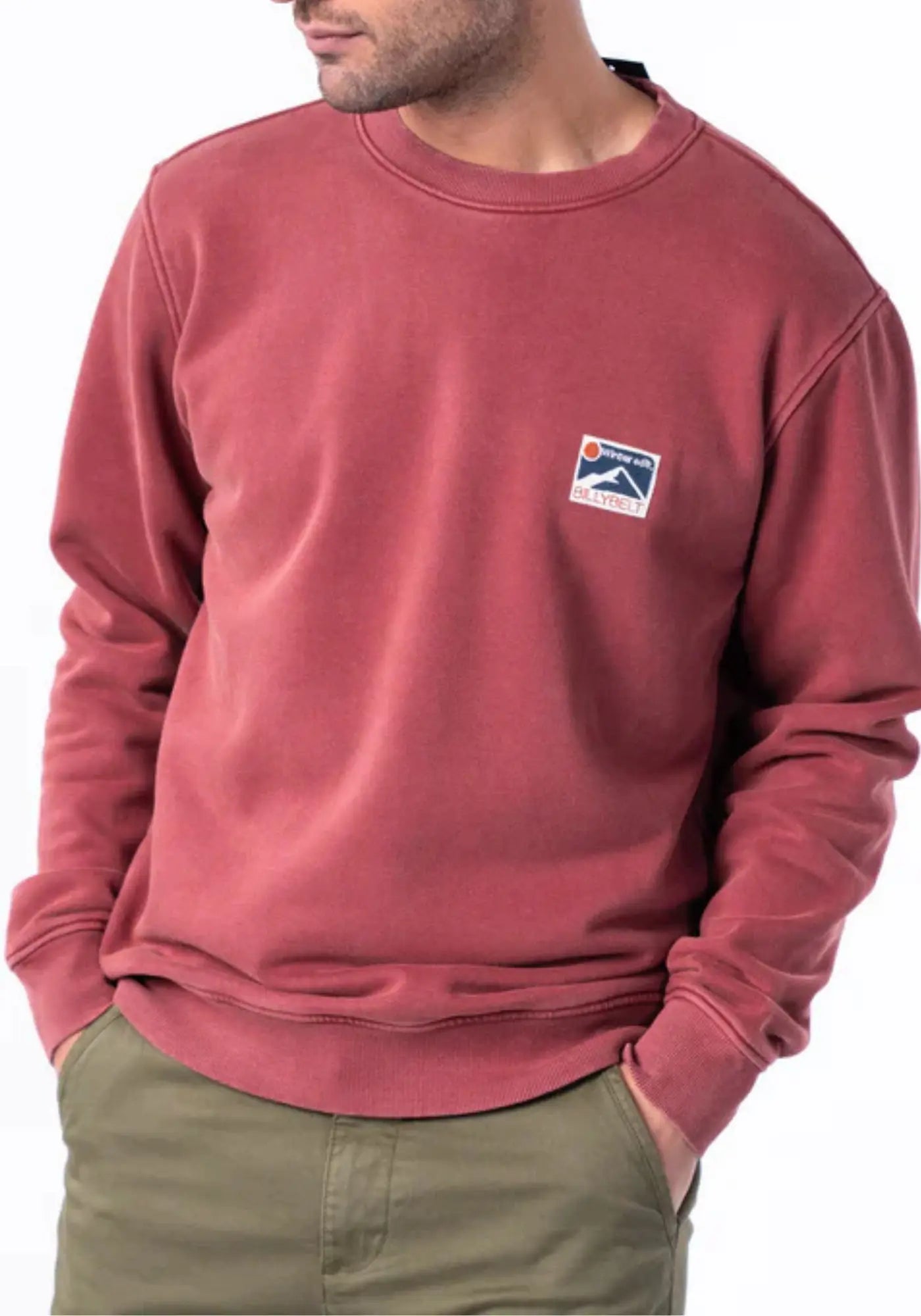 L'homme porte le sweat en coton bio hiver bordeaux de chez Billybelt