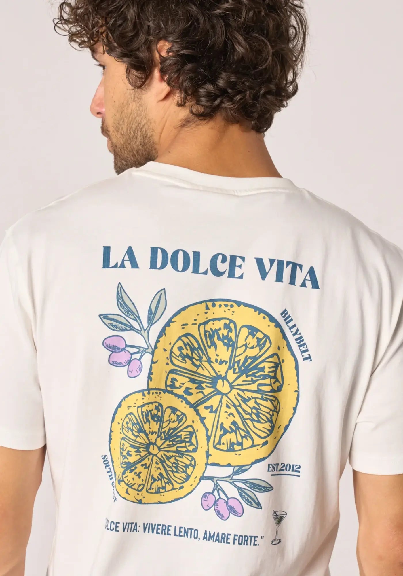 L'homme est de dos et porte le t-shirt dolce vita blanc de chez Billybelt