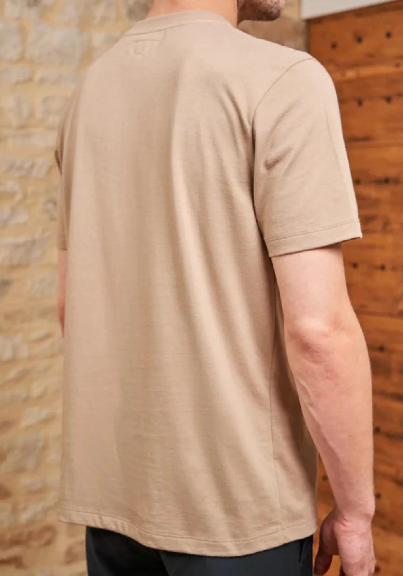 L'homme de dos porte le t-shirt en coton Paul beige de chez Monsieur Mimosa