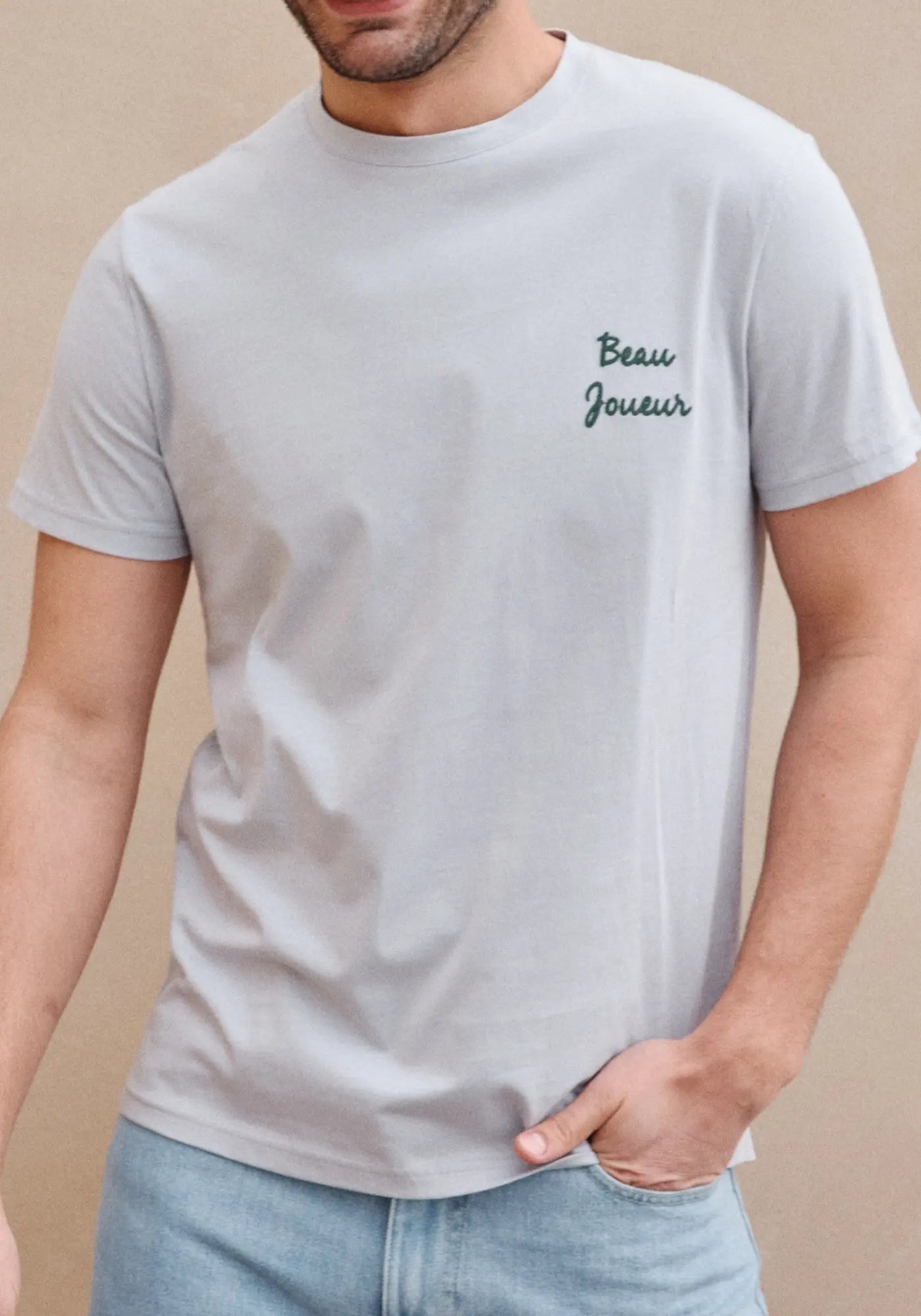 L'homme porte le t-shirt MC beau bleu gris de chez Jaqk