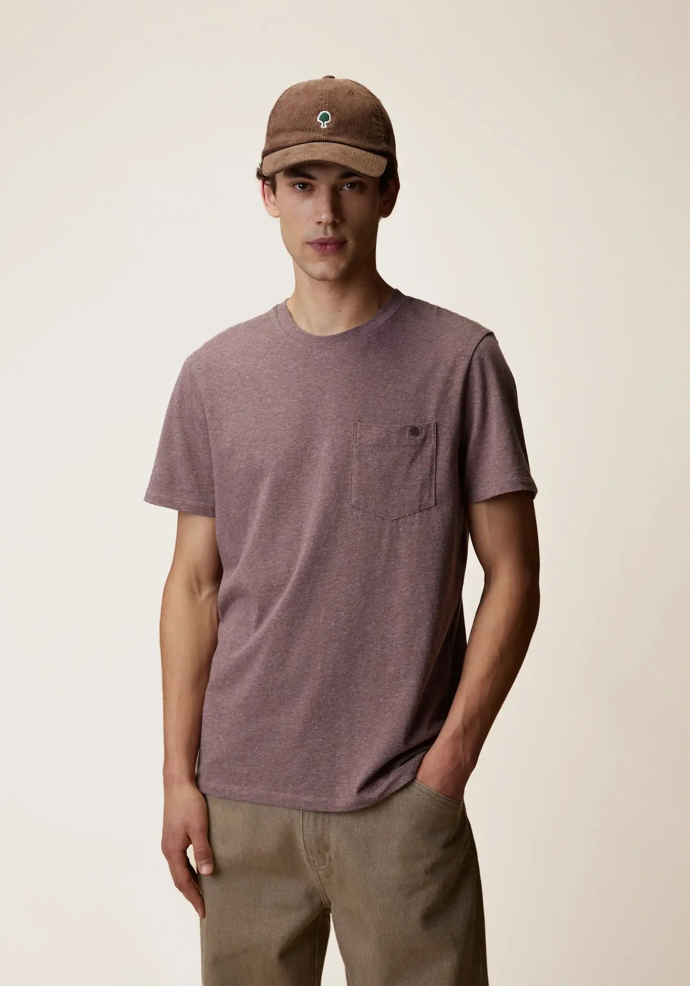 L'homme porte le t-shirt Olonne violet de chez Faguo