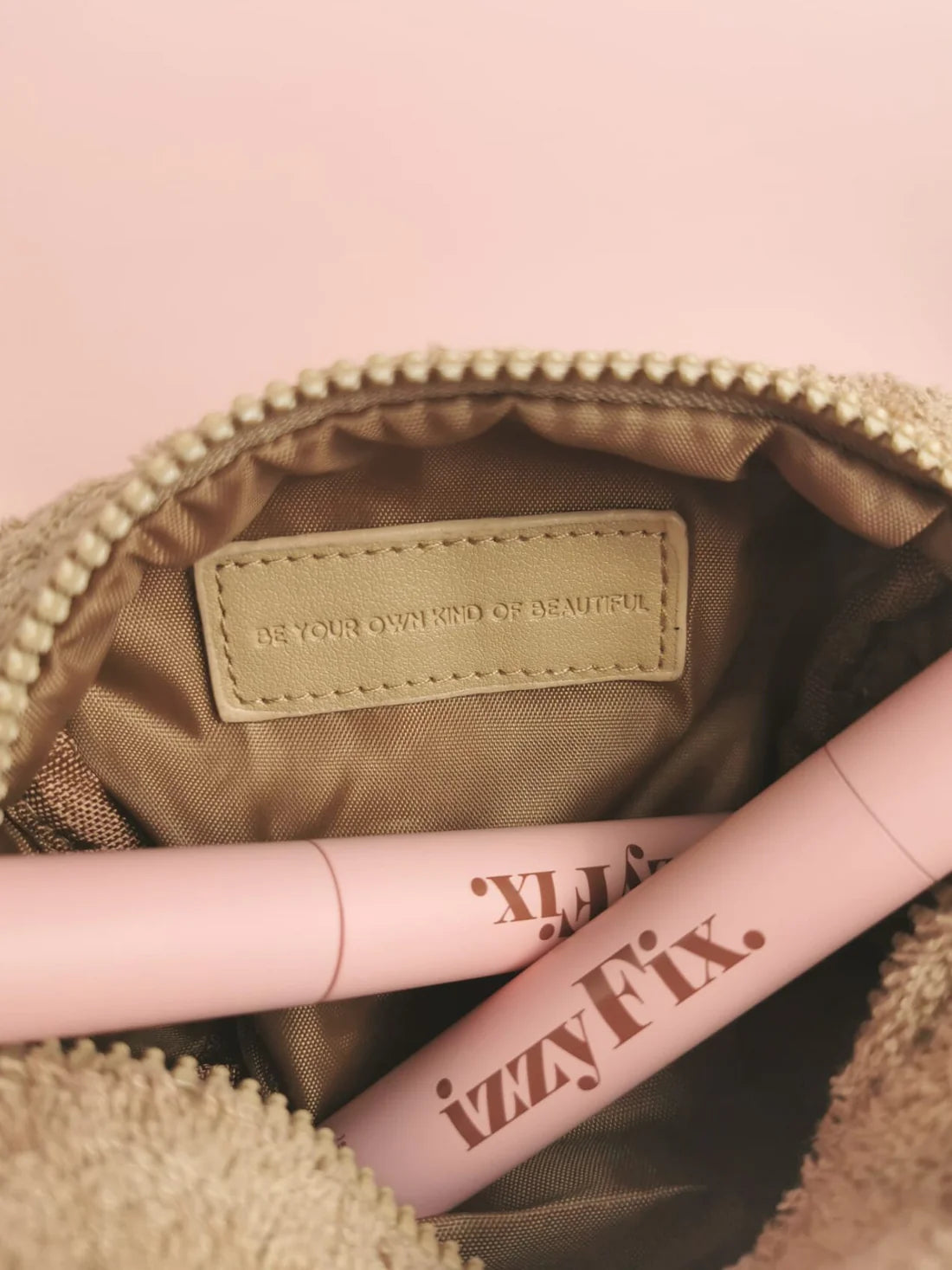 Le mascara coiffant Izzifix est dans la trousse de la même marque