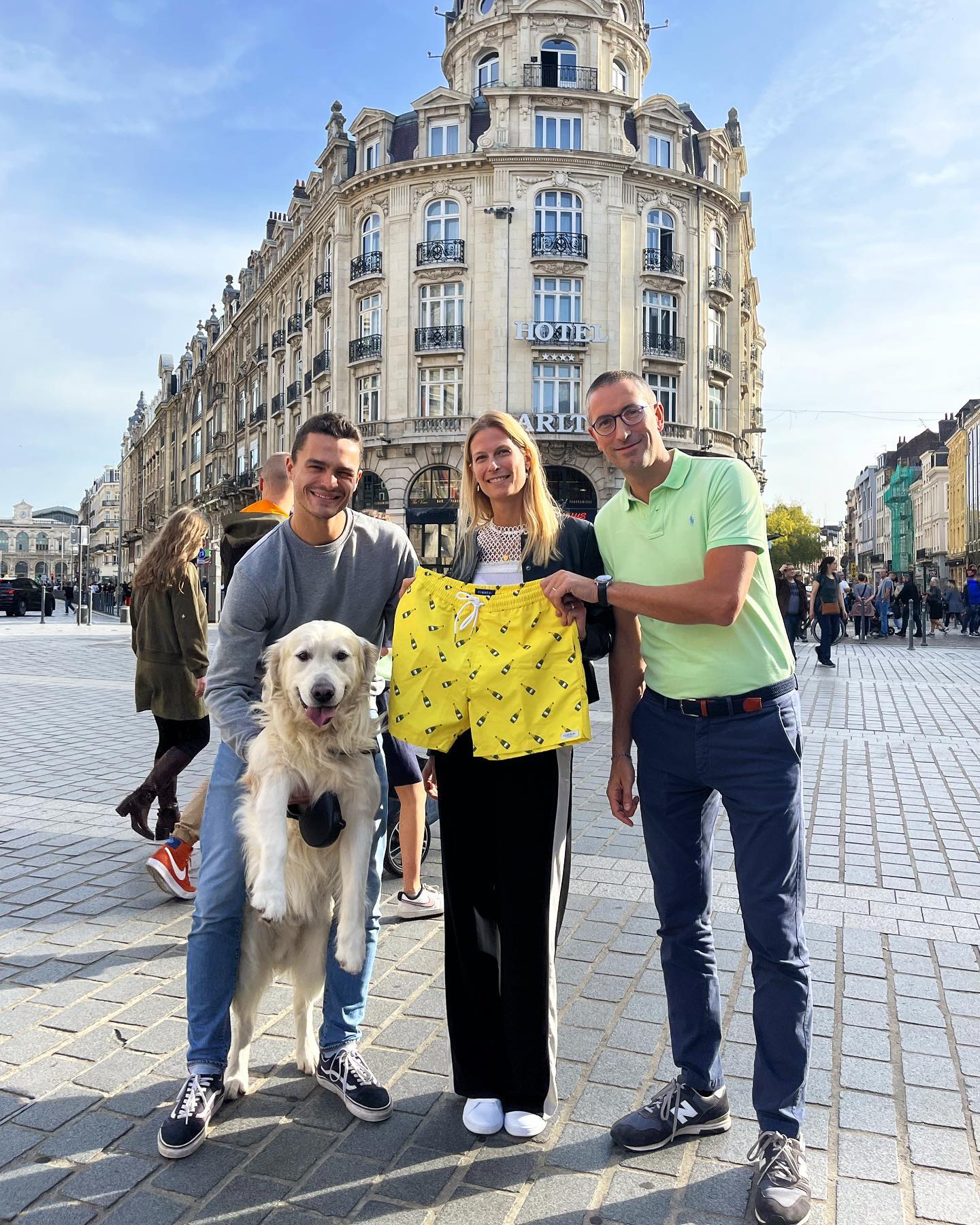 De gauche à droite : Louis Sénéchal (le créateur de Vendredi) avec son chien Moriss, Anne-Claire et Nicolas.