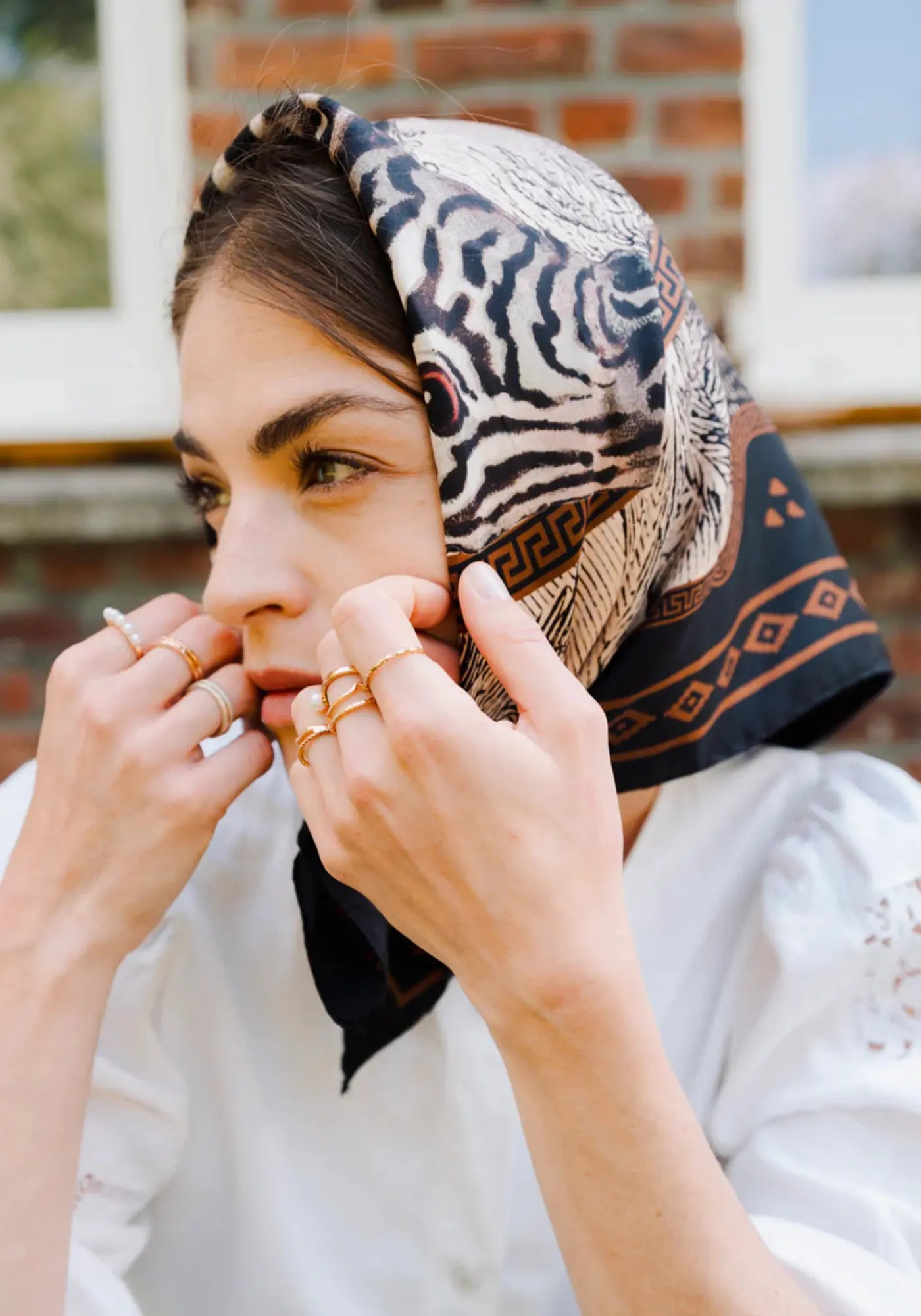 La femme porte le foulard wwr silk 70 zebra de chez Antan Créations