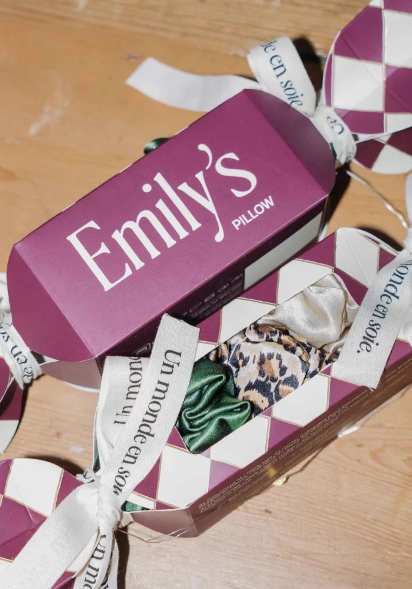 Le crackers de 3 chouchous M vert sauge, champagne, léopard de chez Emily's Pillow