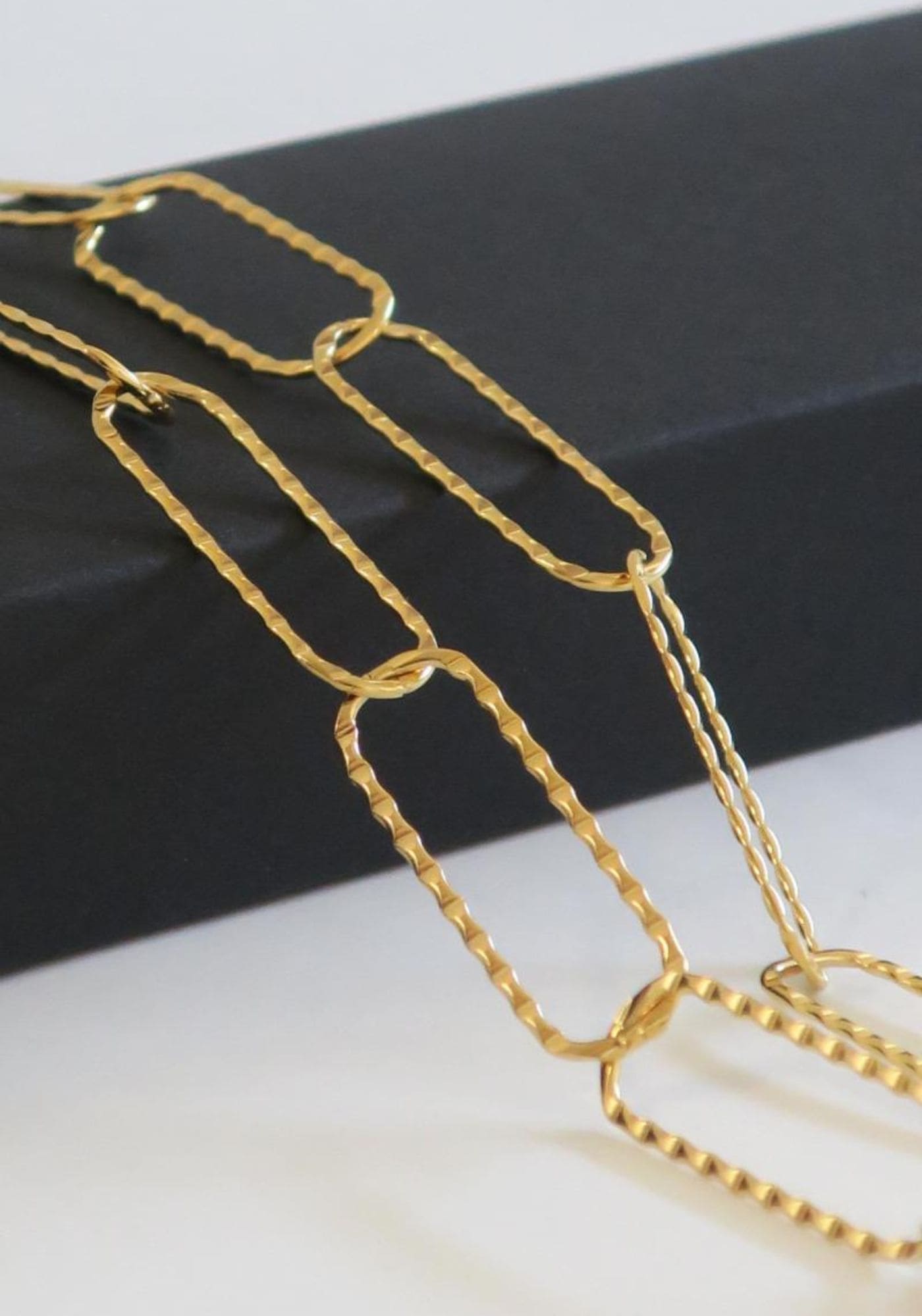 Zoom sur la chaîne de lunettes Ama de chez Atelier Kat H