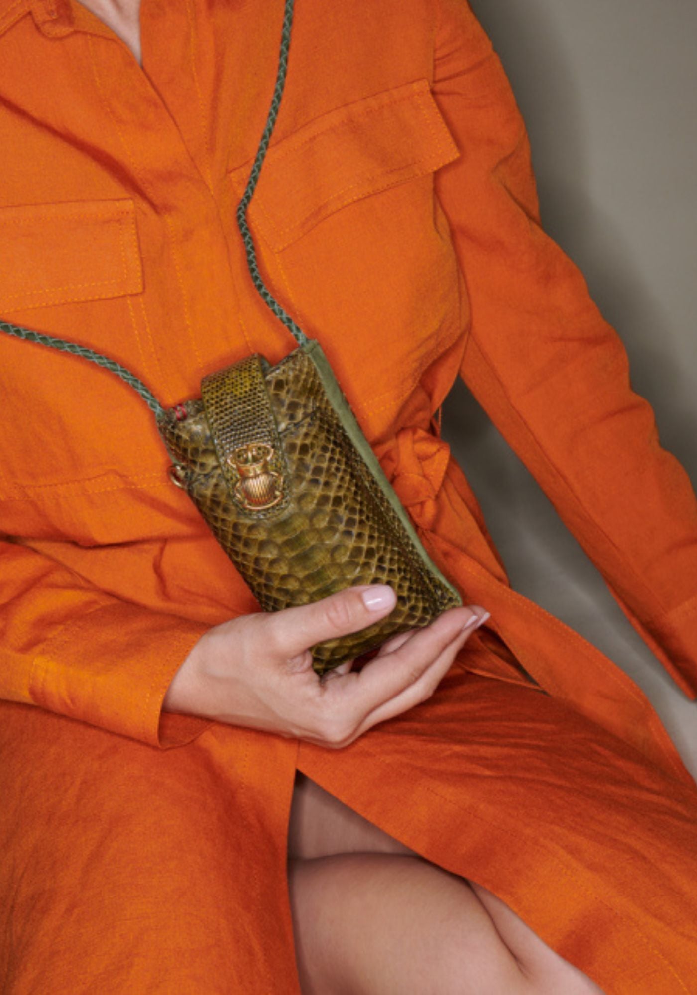 etui-telephone-marcus-femme-porte-accessoire-claris-virot