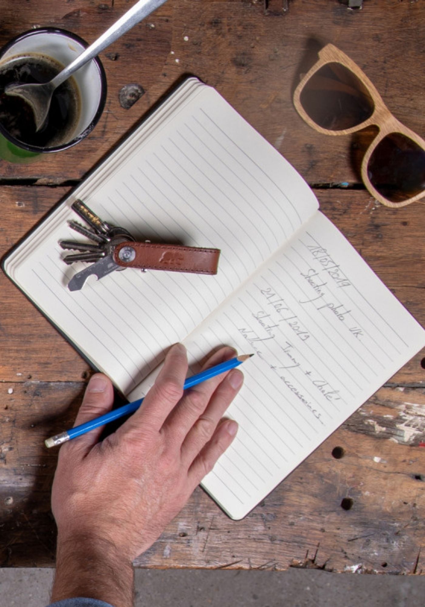 porte-cles-loop-carnet-tasse-mise-en-situation