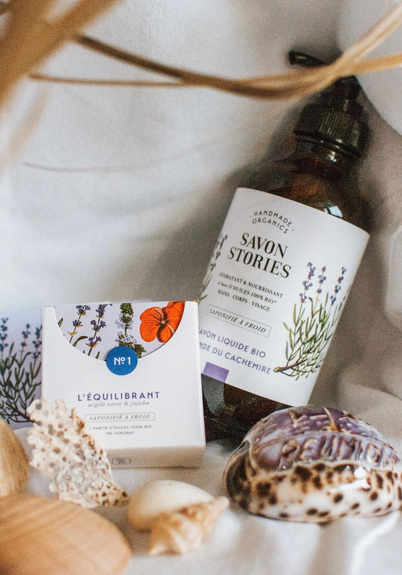 presentation-savon-liquide-bouteille-aec-savon-solide-savon-stories