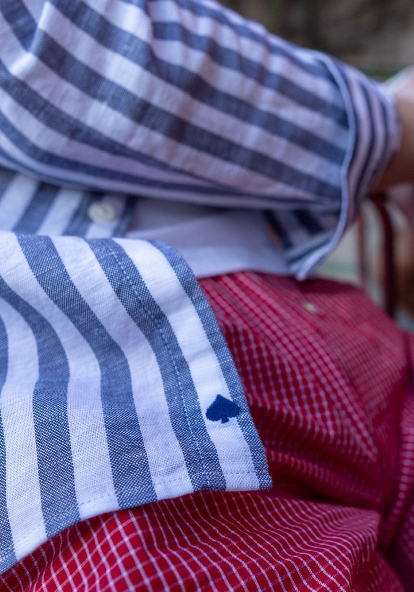 zoom-detail-broderie-chemise-rayee-bleu-java-homme-jaqk