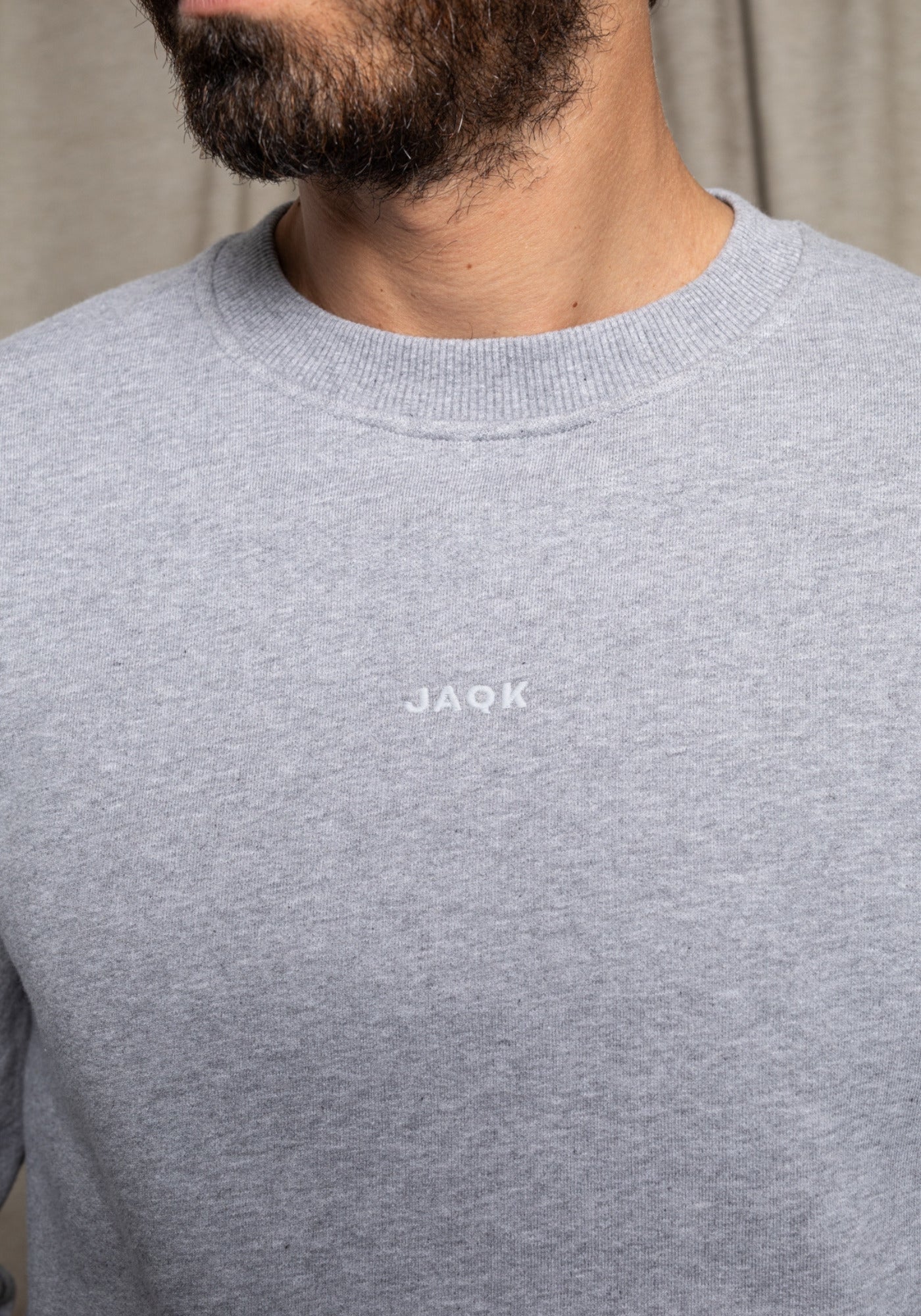 Zoom sur le logo de la marque Jaqk du Sweat pour homme Marco gris shine