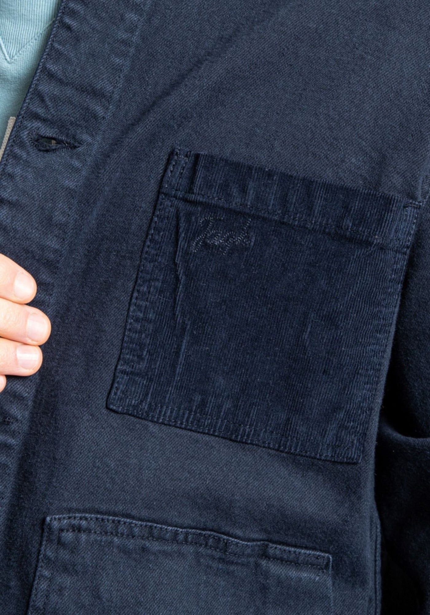 Zoom sur la poche et le logo de la marque Jaqk sur la veste Chill Neptune Écru pour homme