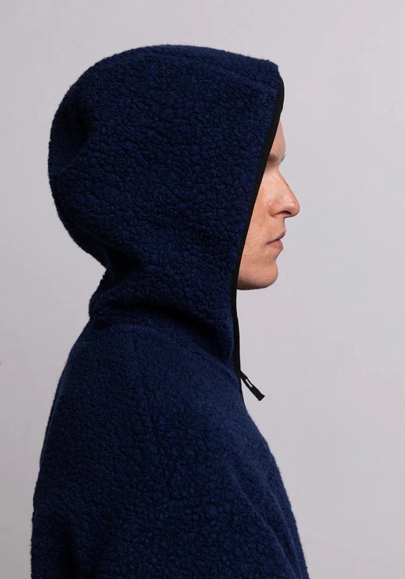 zoom sur la capuche de la veste sherpa unisexe hood bleu marine de chez mout mout 