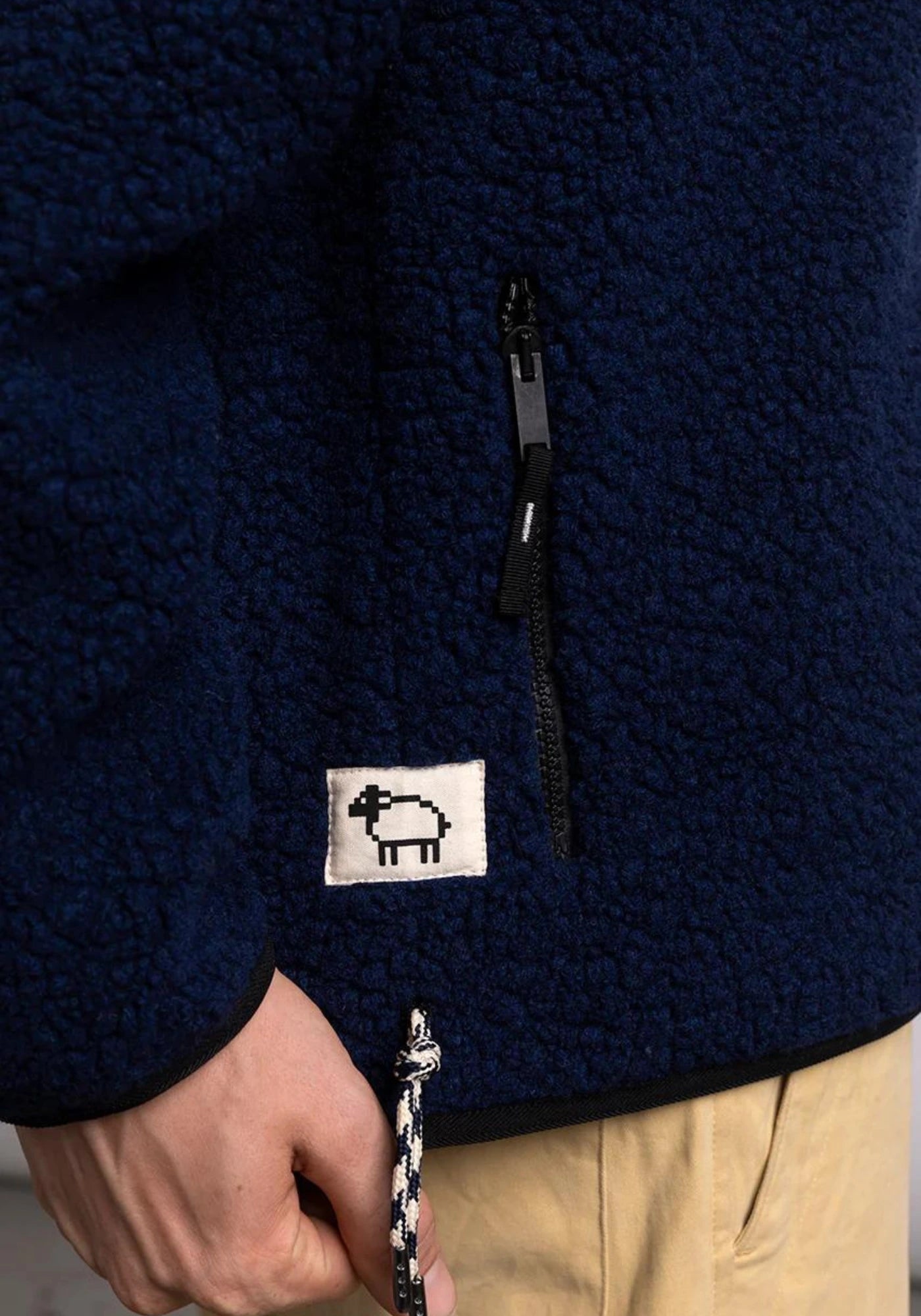 zoom sur la veste sherpa unisexe hood bleu marine de chez mout mout 