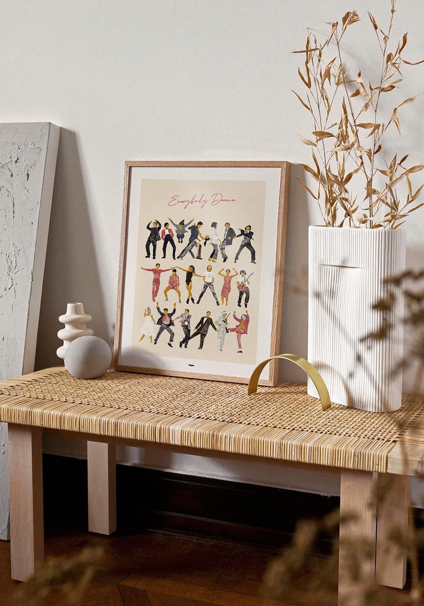 L'affiche illustration Everybody Dance en 21x30 cm de chez Studio Topo posée sur un banc en bois