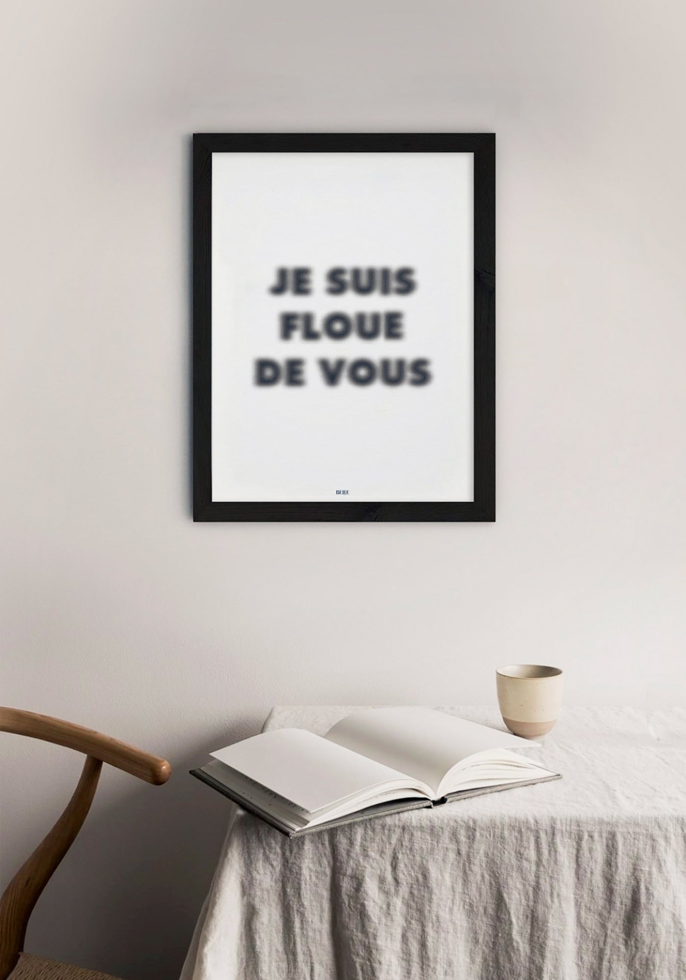 L'affiche typographique "Je suis flou de vous" en 21x30 cm de chez Studio Topo accrochée au mur