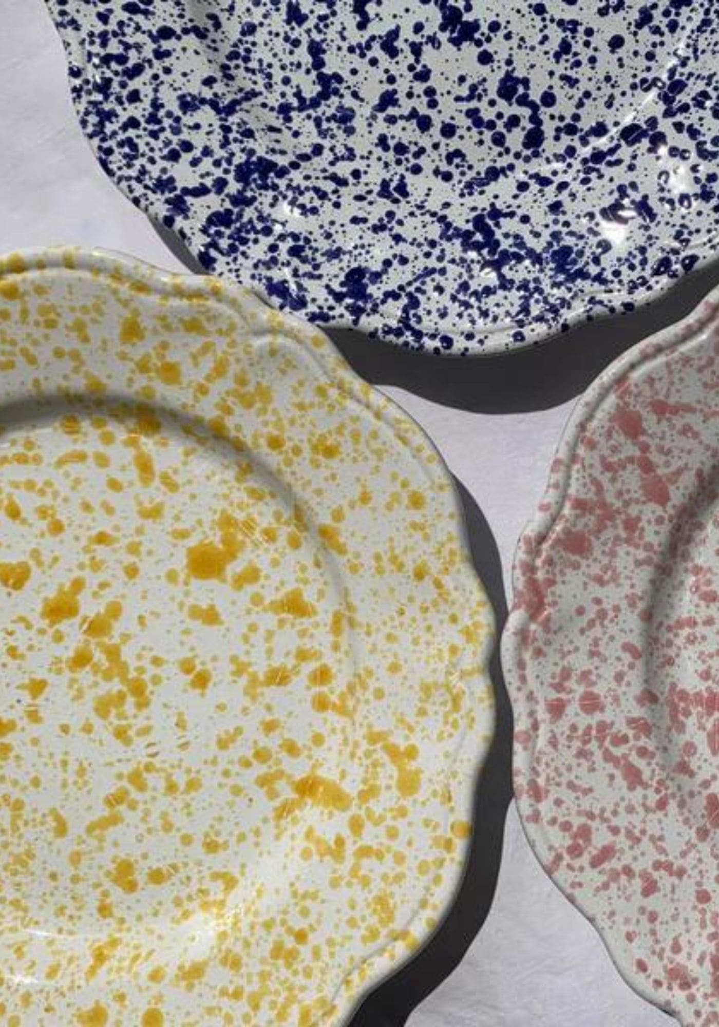 Assiettes Schizzi vintage de trois coloris différents de chez Molleni : jaune, bleu et rose