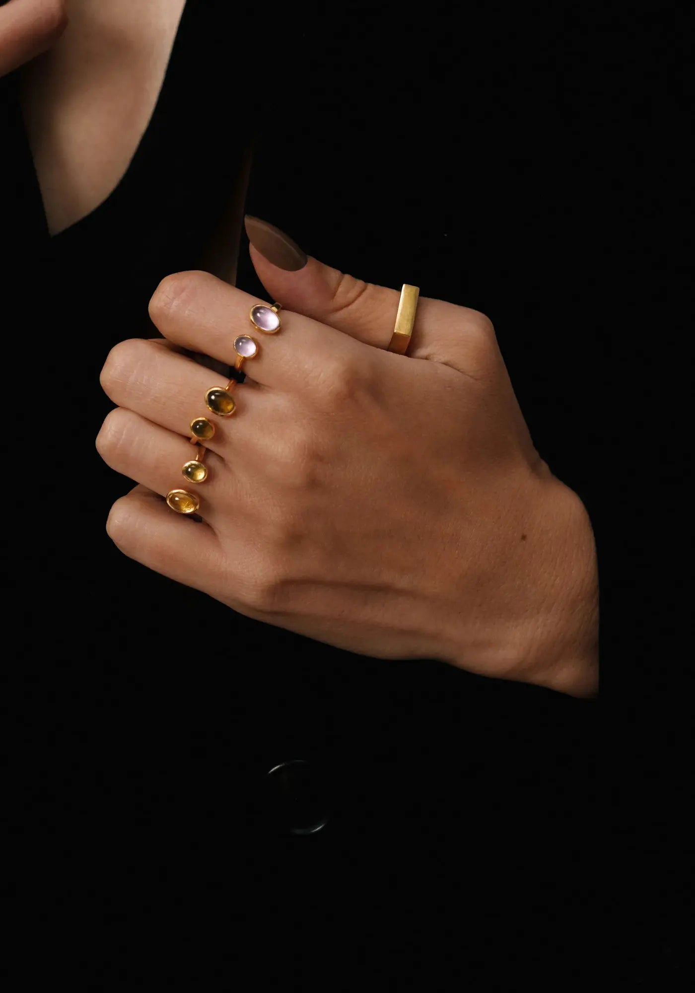 La femme porte les bagues duo de chez Gamme blanche 