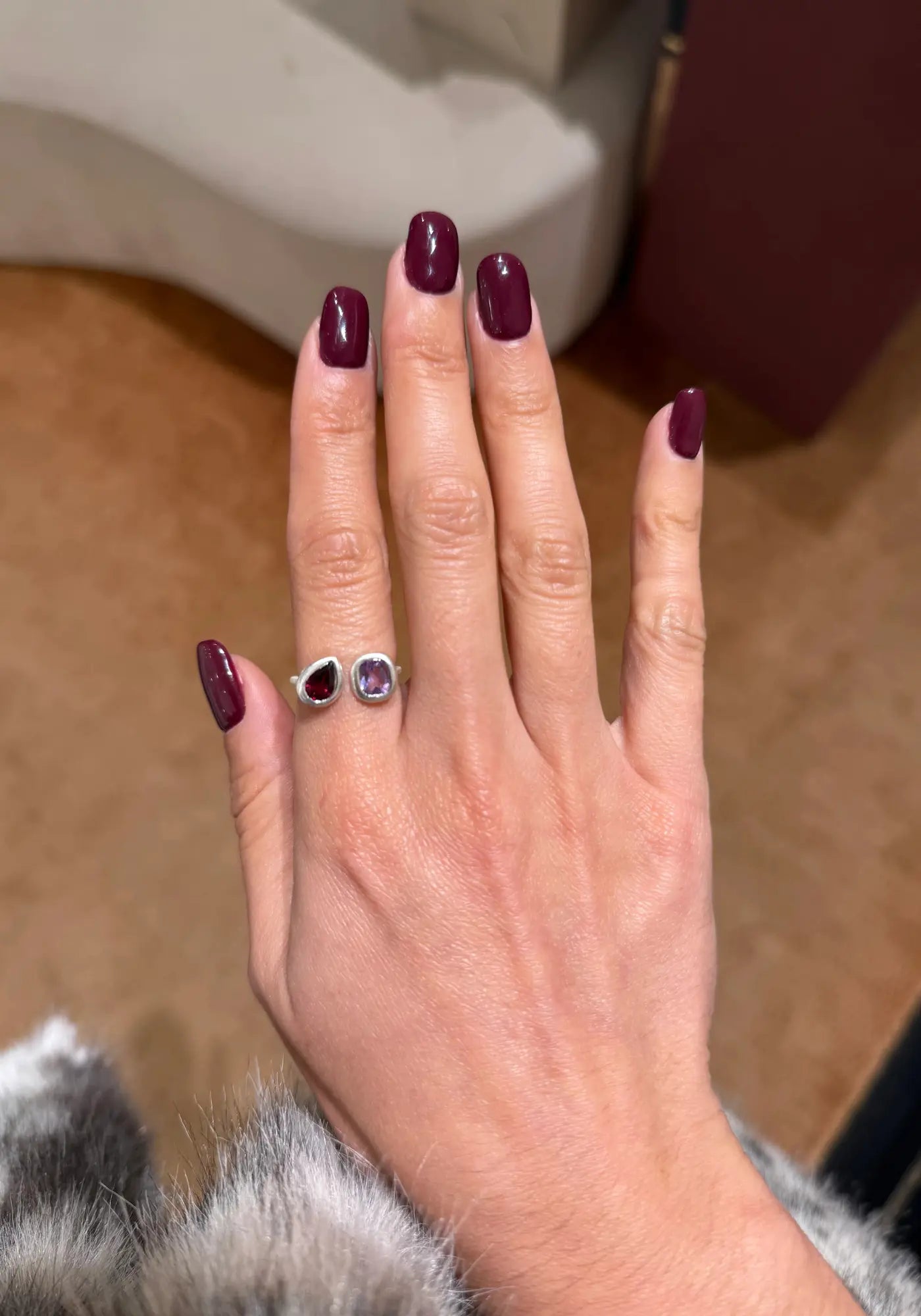 La femme porte la bague duo sabina de chez Gamme blanche 