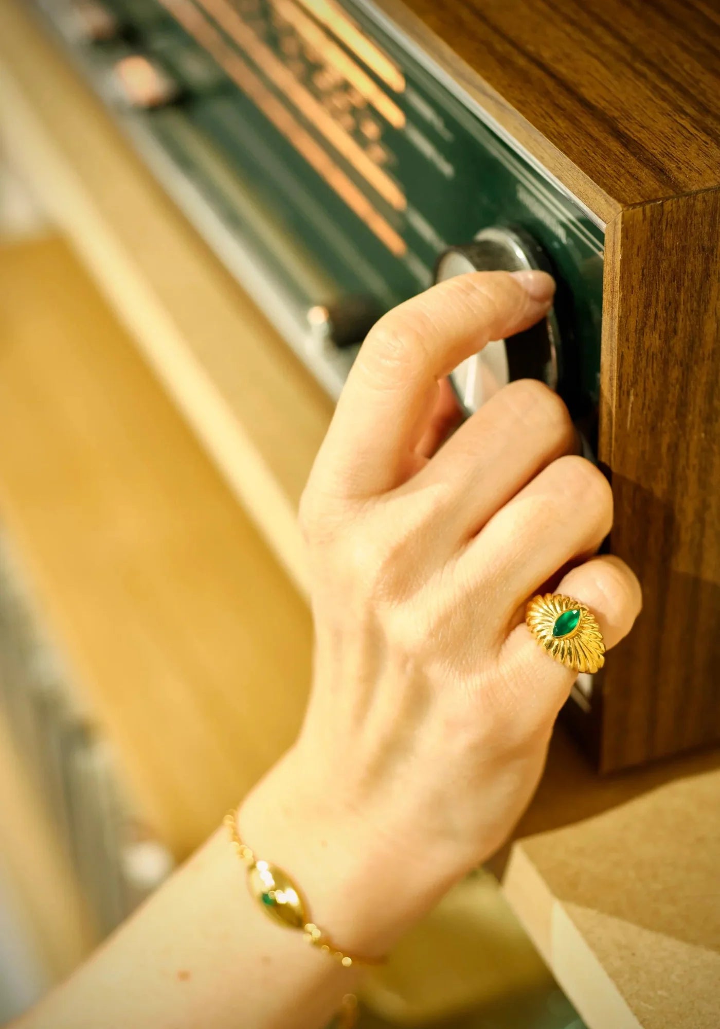 La femme porte la bague Mum onyx vert de chez Ucciani