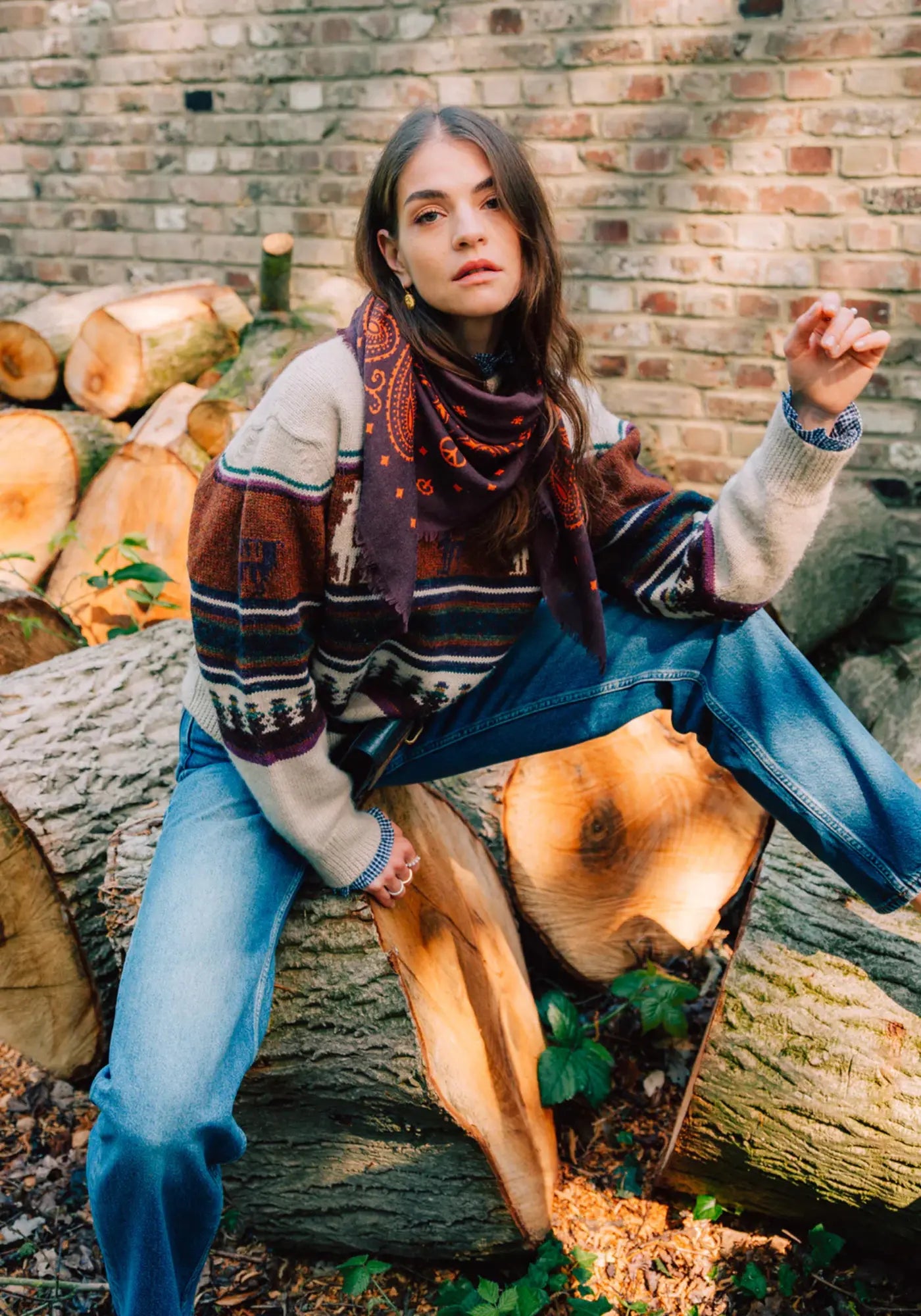 La femme porte le bandana laine 100 fudge flame de chez Antan Créations