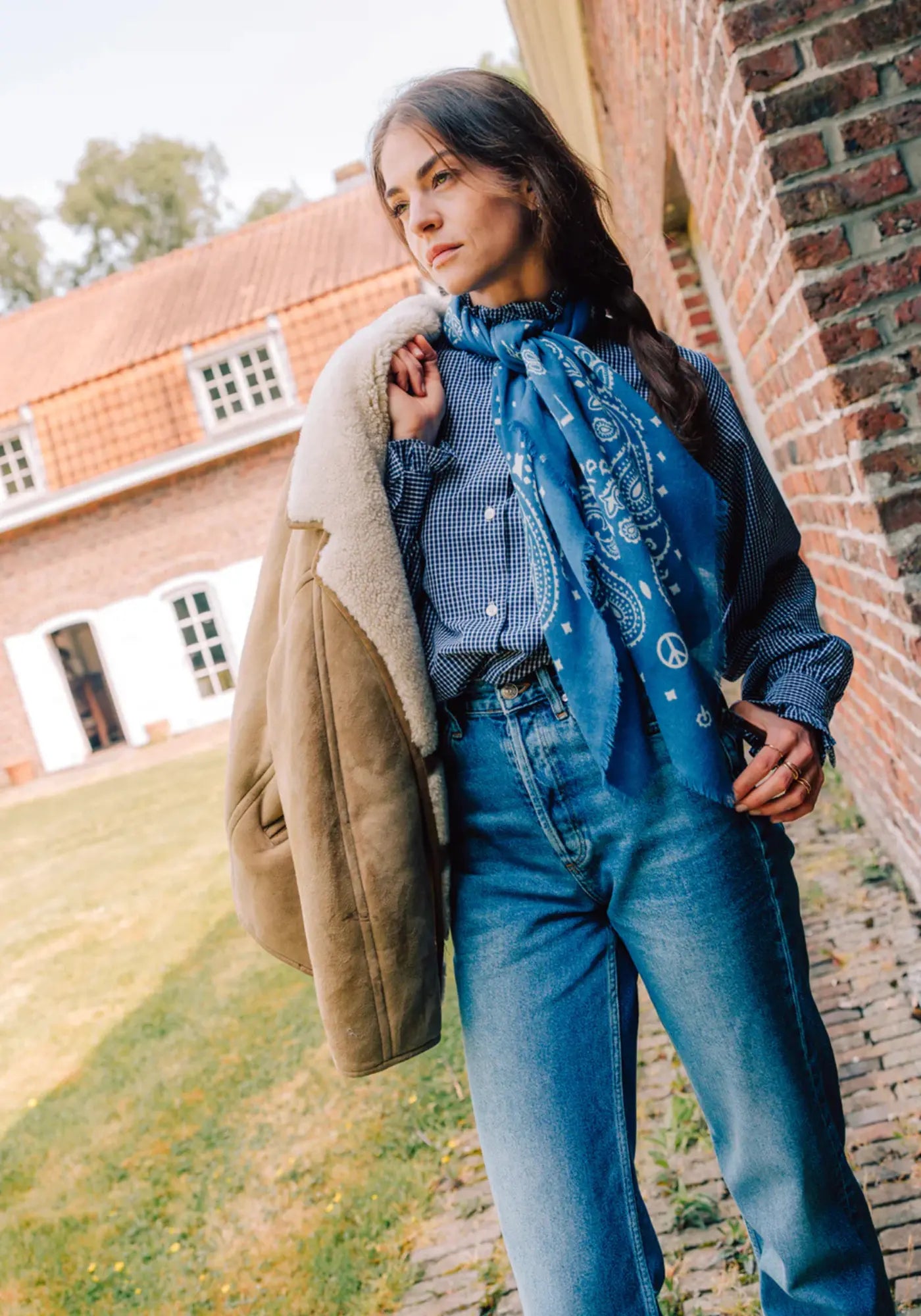 La femme porte le bandana laine 100 navy white de chez Antan Créations 