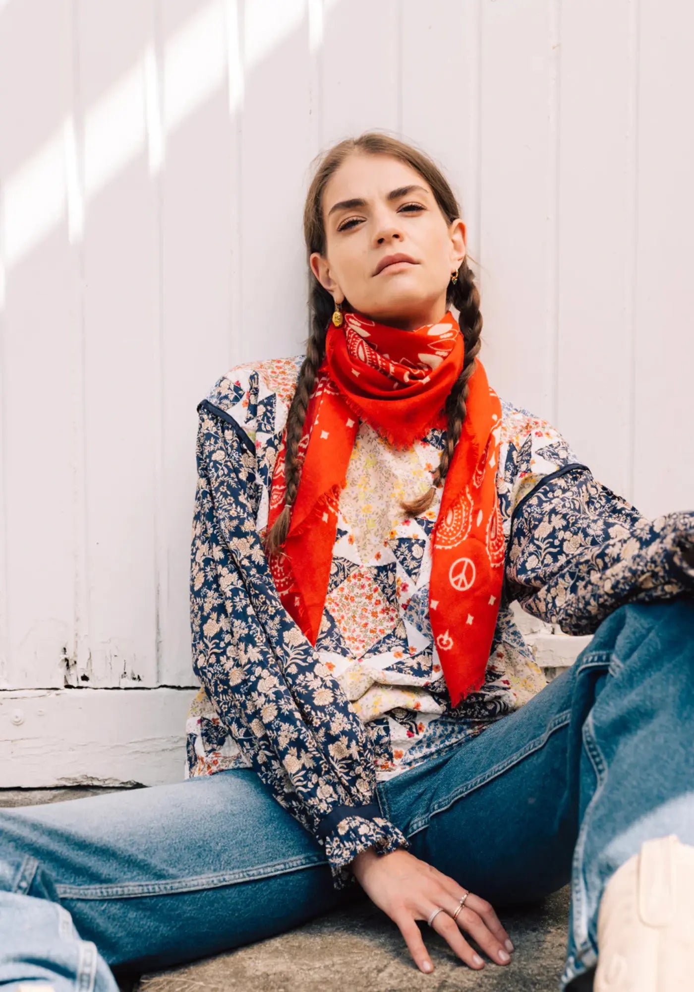 La femme porte le bandana laine 100 red antique white de chez Antan Créations