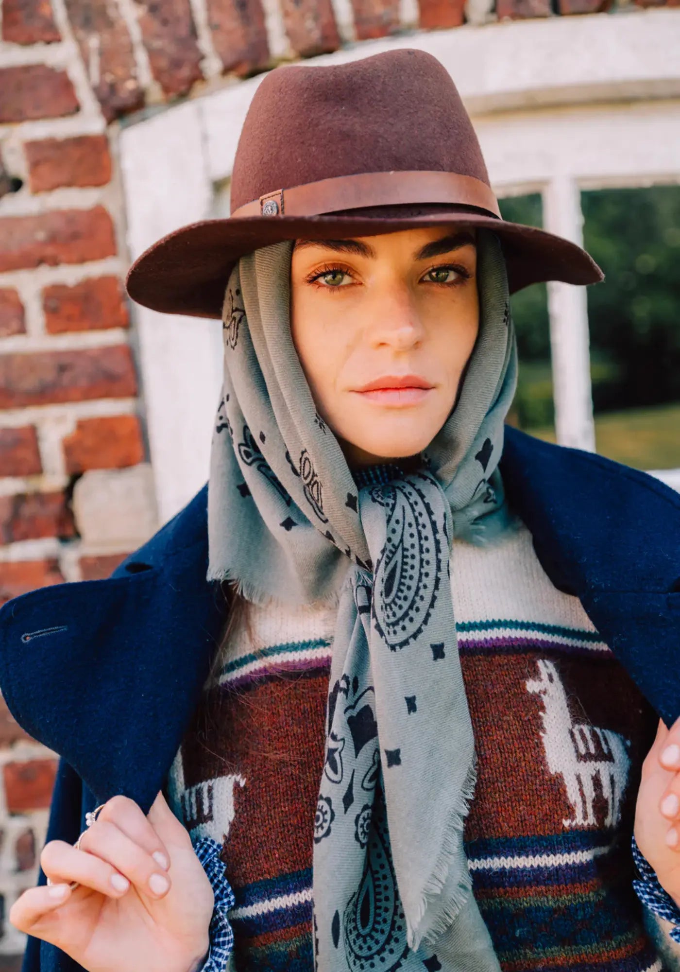 La femme porte le bandana laine 100 shadow ganache de chez Antan Créations