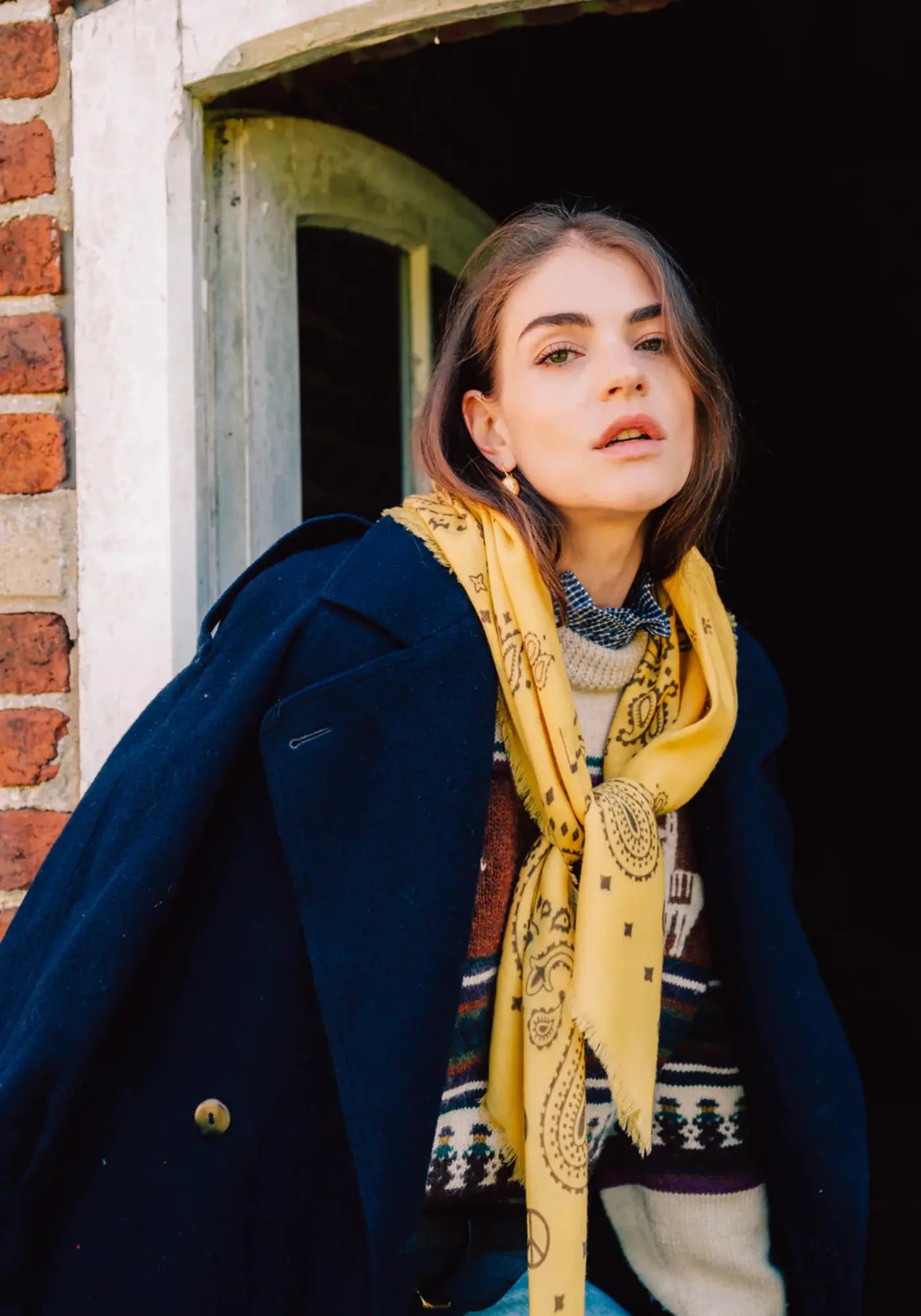 La femme porte le bandana laine 100 yellow stone grey de chez Antan Créations