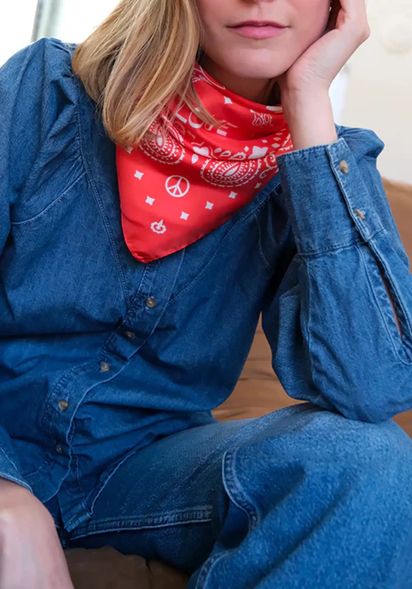 La femme porte le bandana silk 70 flame de chez Antan Créations