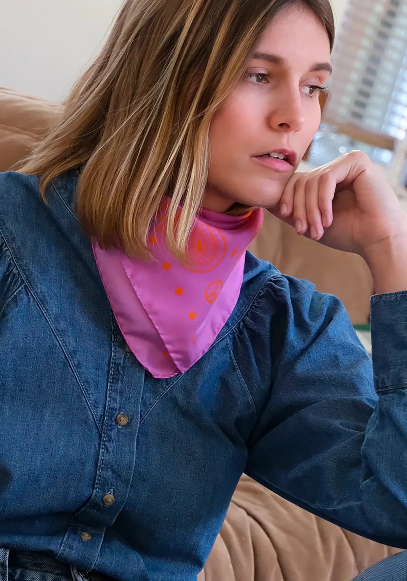 La femme porte le bandana silk 70 pink paprika de chez Antan Créations