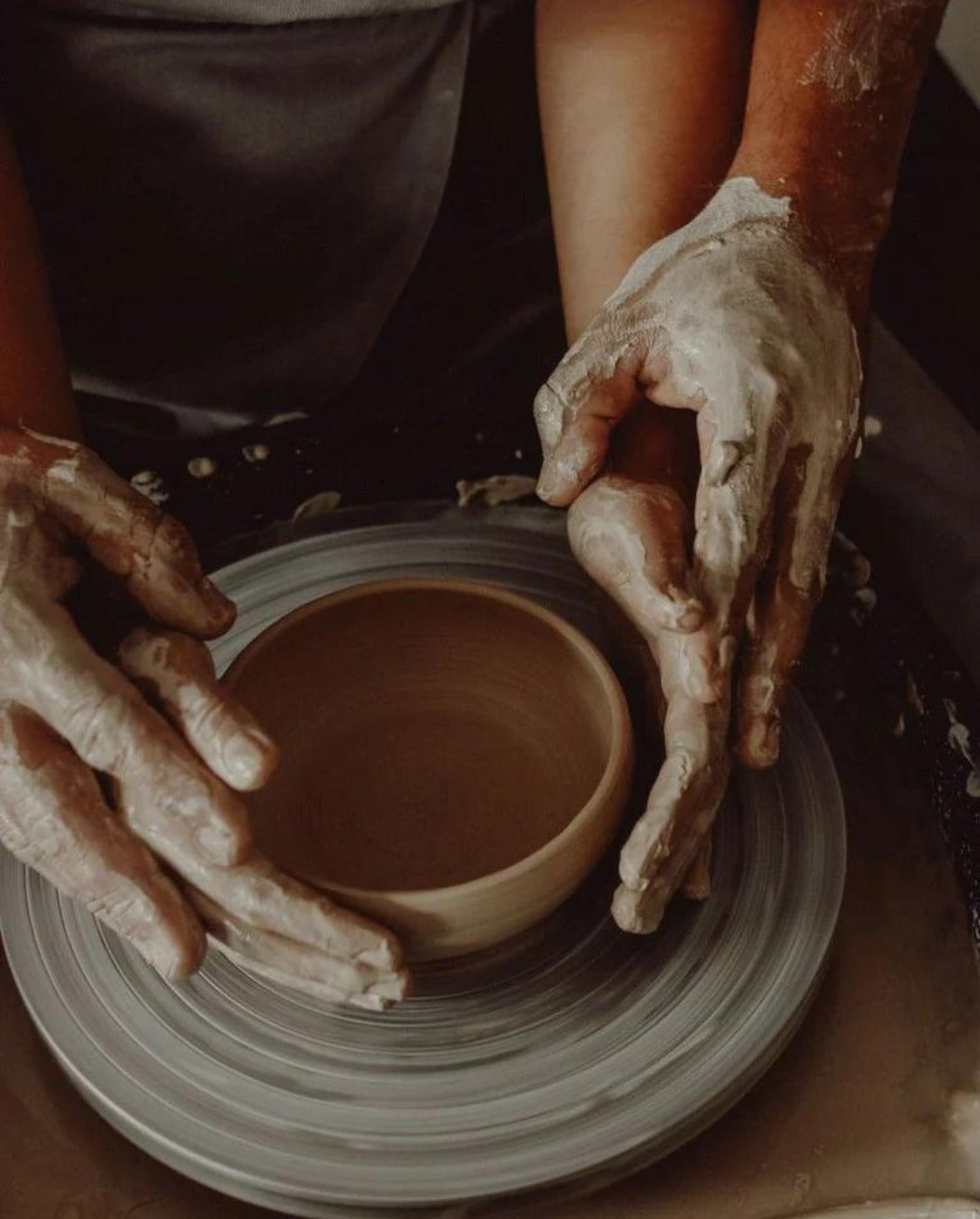 Deux personnes font de la poterie ensemble 