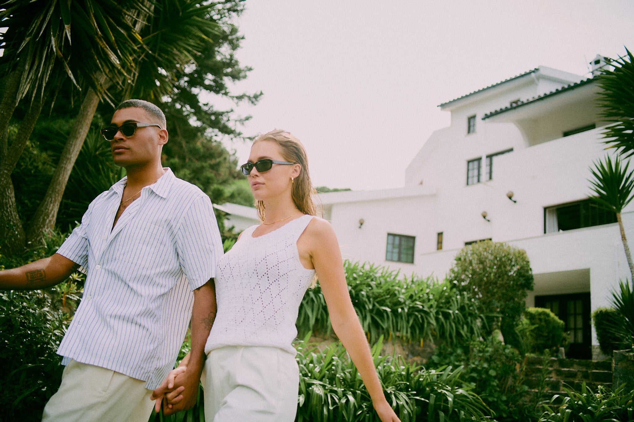Photo d'un couple portant les lunettes de soleil mixtes de chez A.Kjaerbede