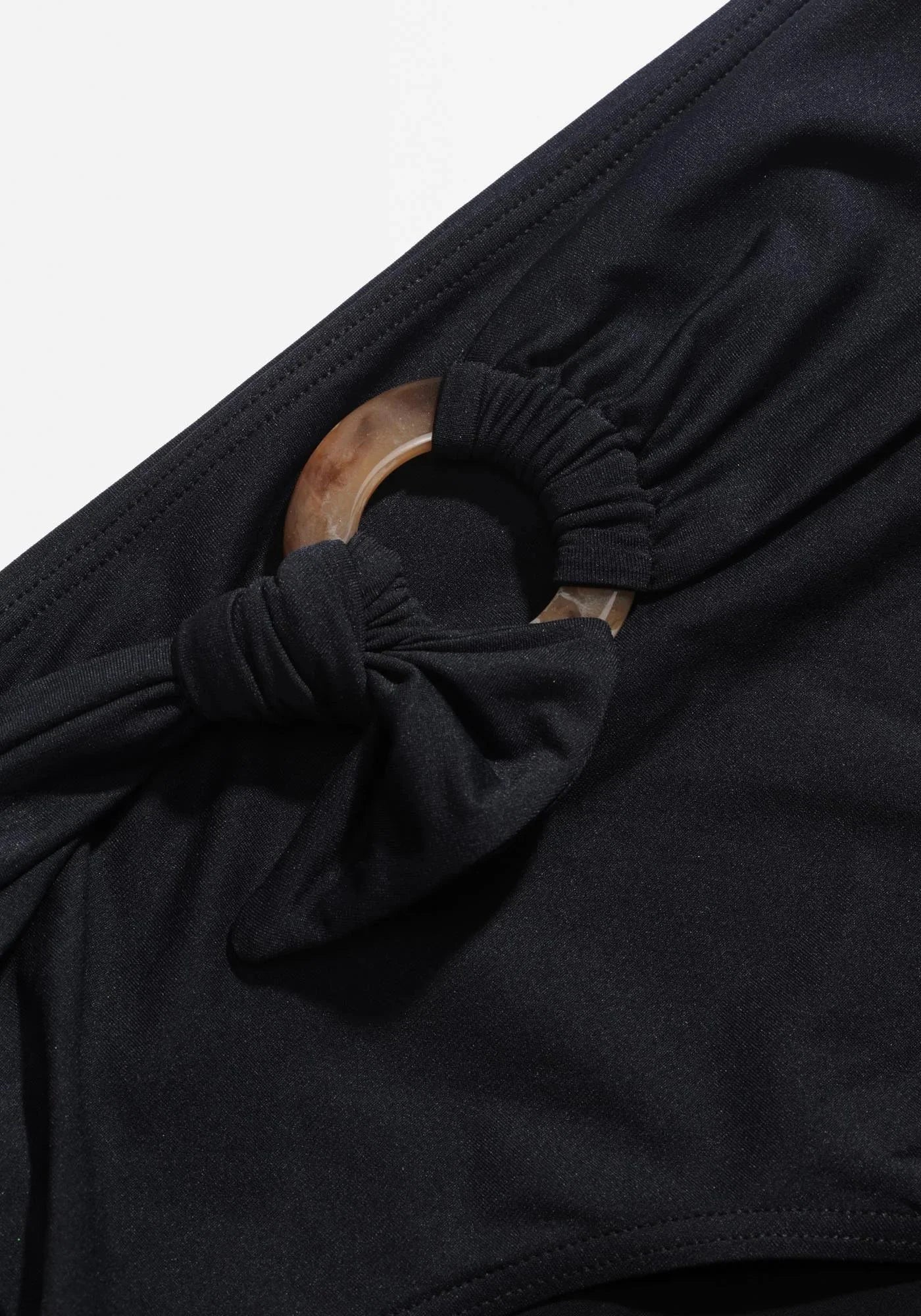 Zoom sur les détails du bas de maillot de bain Ambre noir pour femme de chez Icone Lingerie