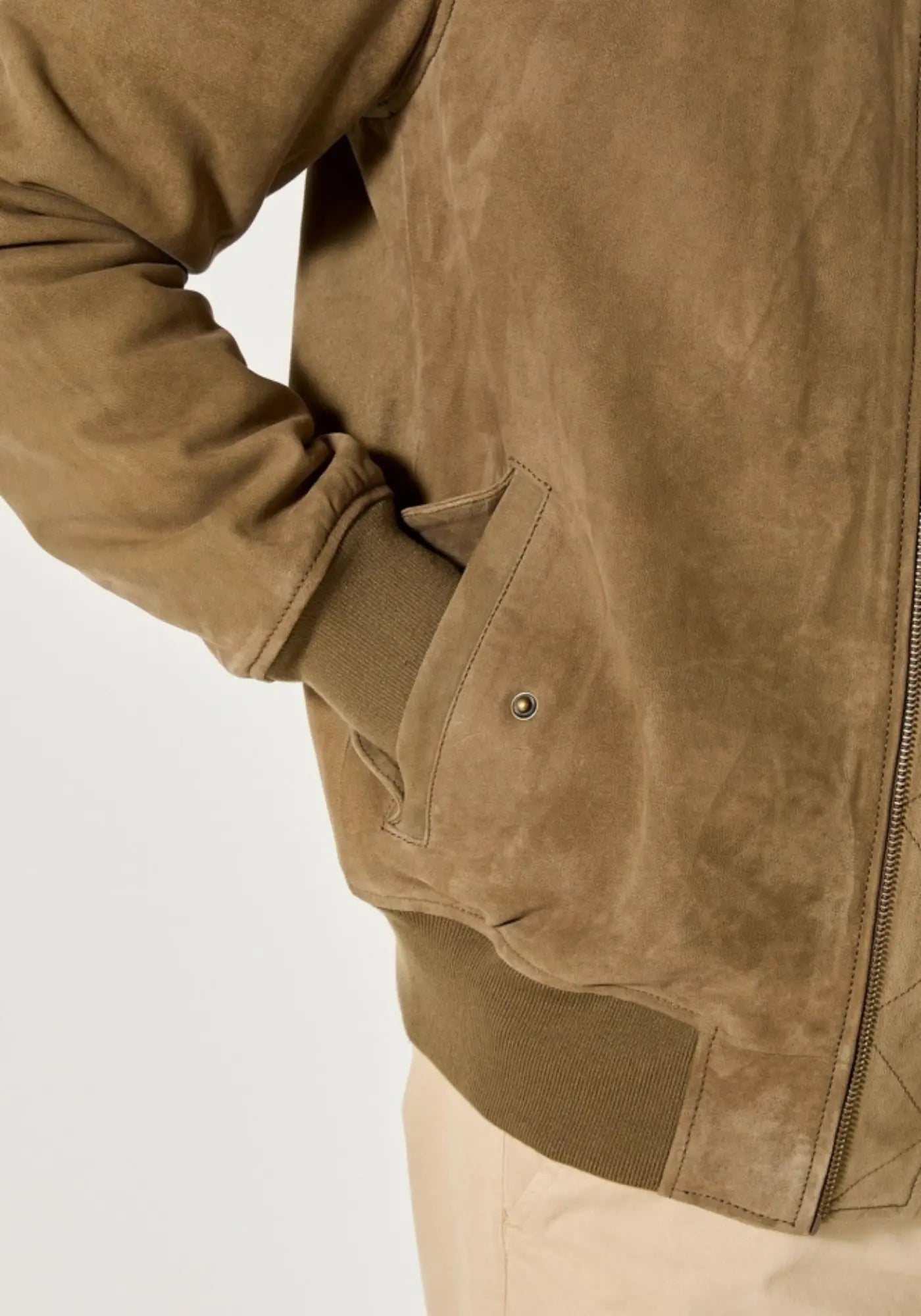 Zoom sur le blouson en cuir Tonio couleur pistache de chez Jaqk 