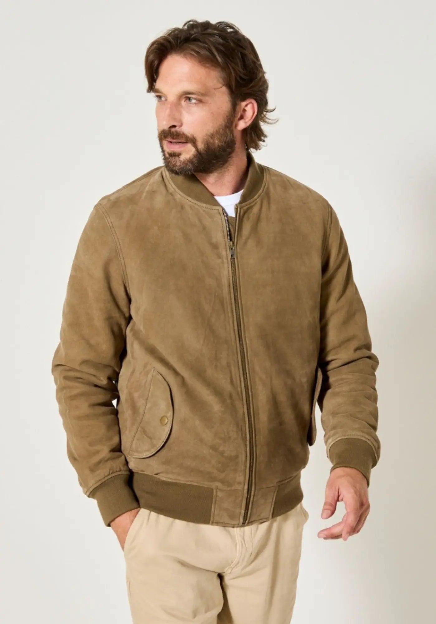 L'homme porte le blouson en cuir Tonio couleur pistache de chez Jaqk 